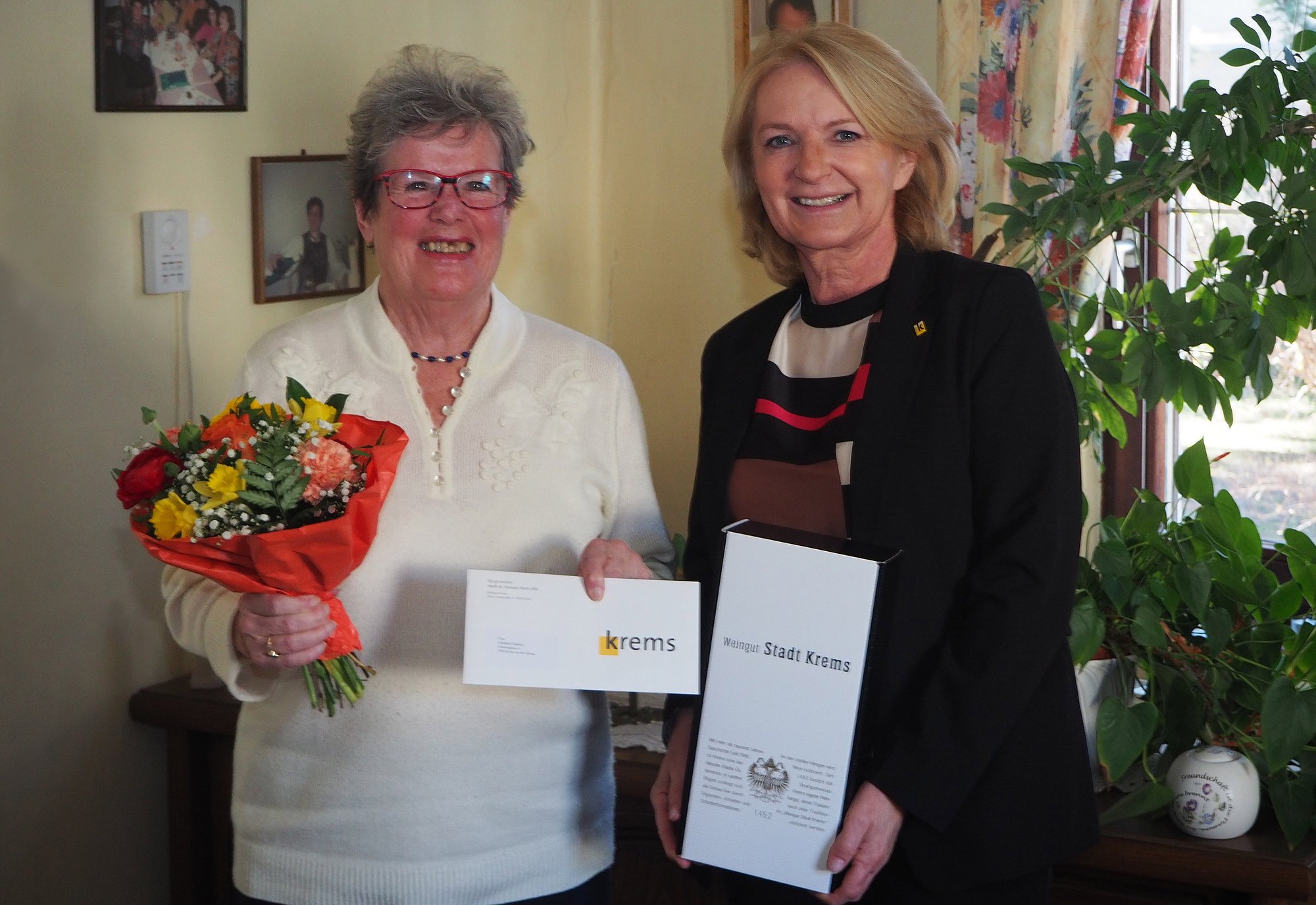 Vizebürgermeisterin Eva Hollerer gratulierte Adelheid Mathais zum 80. Geburtstag.