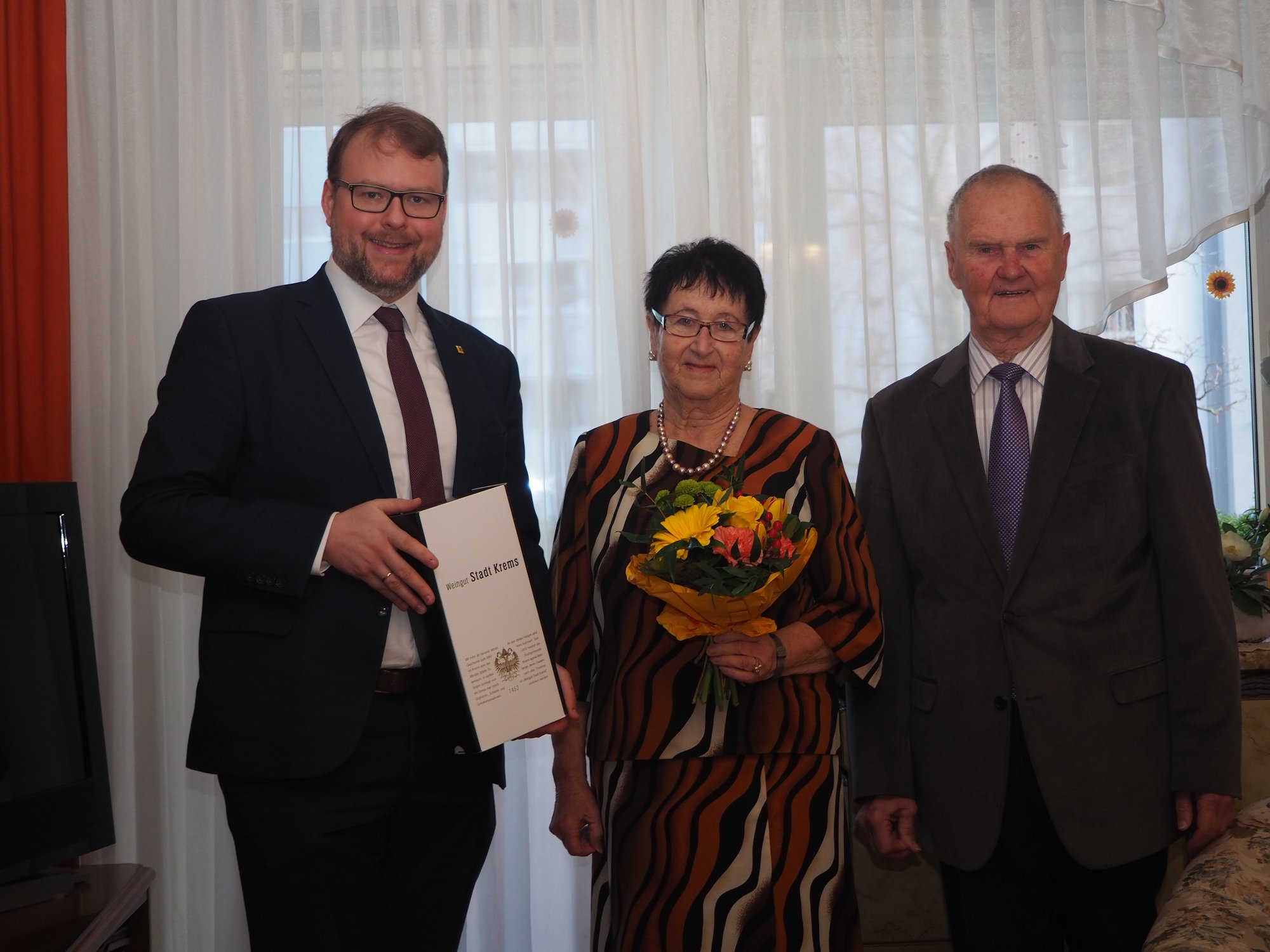 Vizebürgermeister Dr. Florian Kamleitner gratuliert Renate Pauser zum 80. Geburtstag.