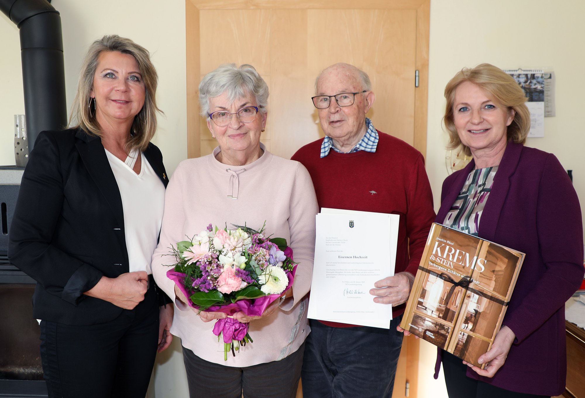 Vizebürgermeisterin Eva Hollerer gratulierte Sieglinde und Herbert Hackl zur Eisernen Hochzeit.