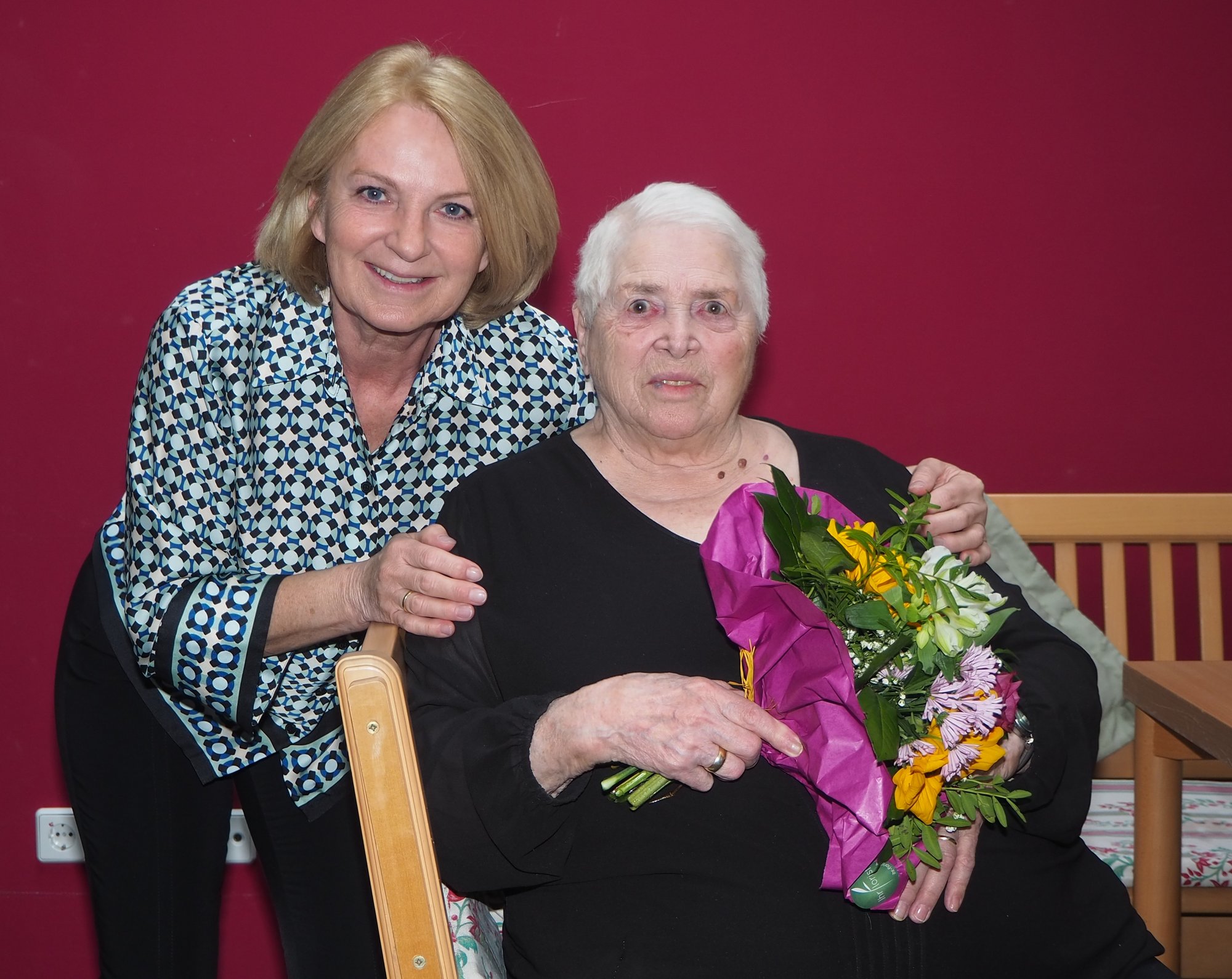 Vizebürgermeisterin Eva Hollerer gratulierte Erna Höchtl zum 90. Geburtstag.