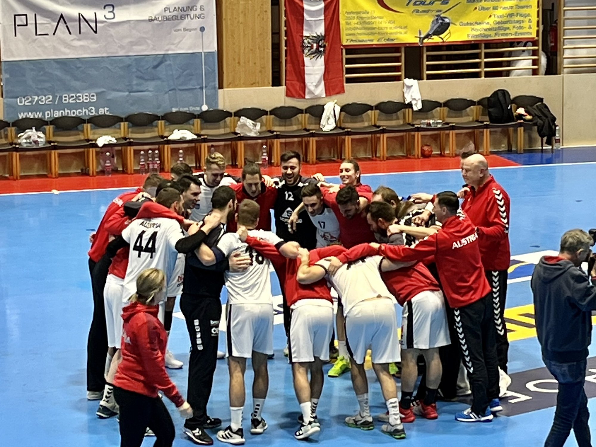 Siegerposse Polizeihandball-Länderspiel Österreich gegen Monaco in Krems