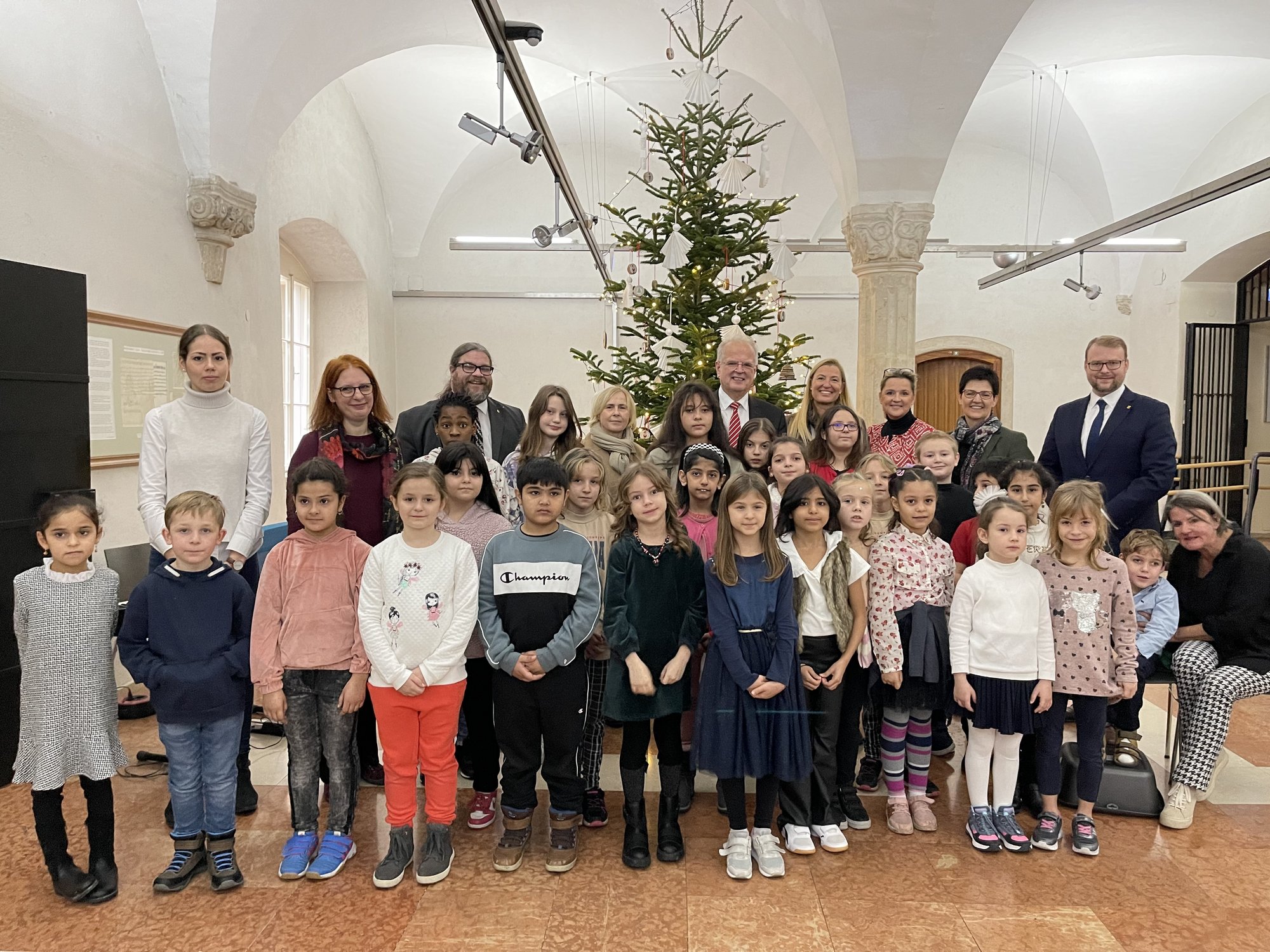 Weihnachtseinstimmung im Rathaus mit Kinderchor der VS Hafnerplatz