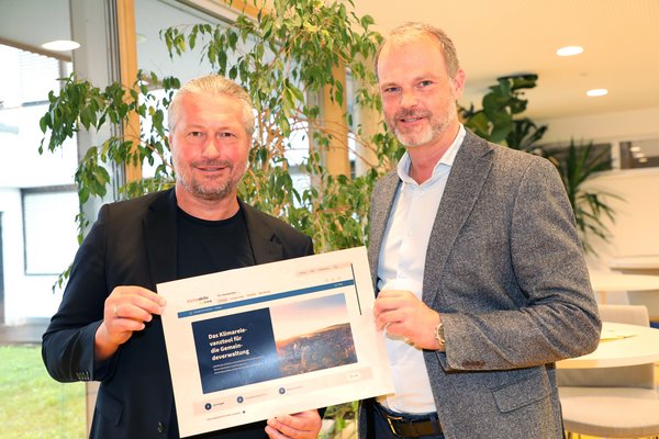 Bürgermeister Peter Molnar und Baudirektor Reinhard M. Weitzer  im  Service Center Bauen. -von links