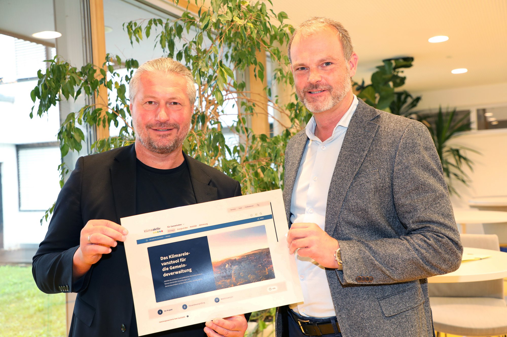 Bürgermeister Peter Molnar und Baudirektor Reinhard M. Weitzer  im  Service Center Bauen. -von links