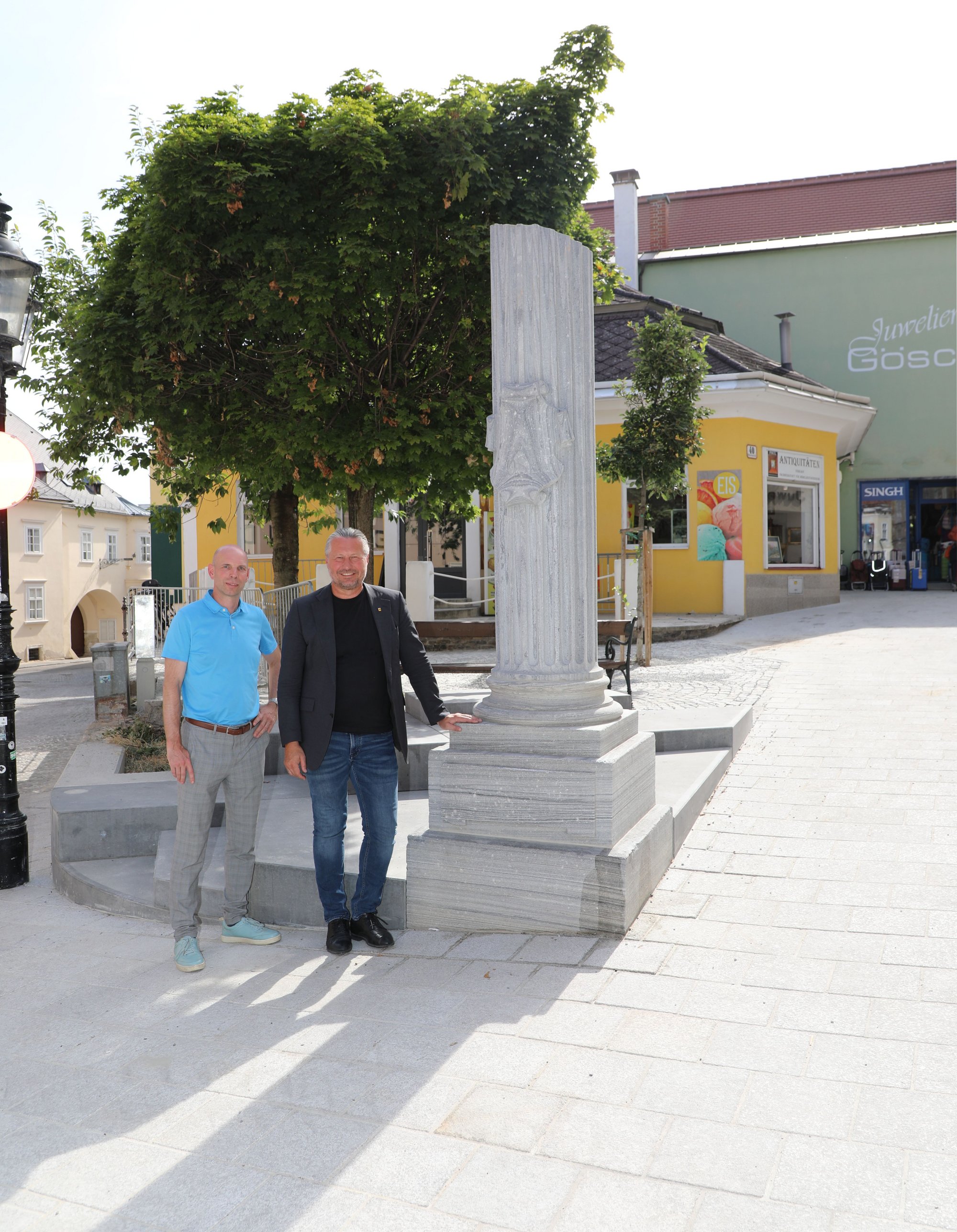 Bürgermeister Peter Molnar und Kulturamtsleiter Gregor Kremser vor der neu platzierten Moser-Säule am Moserplatz