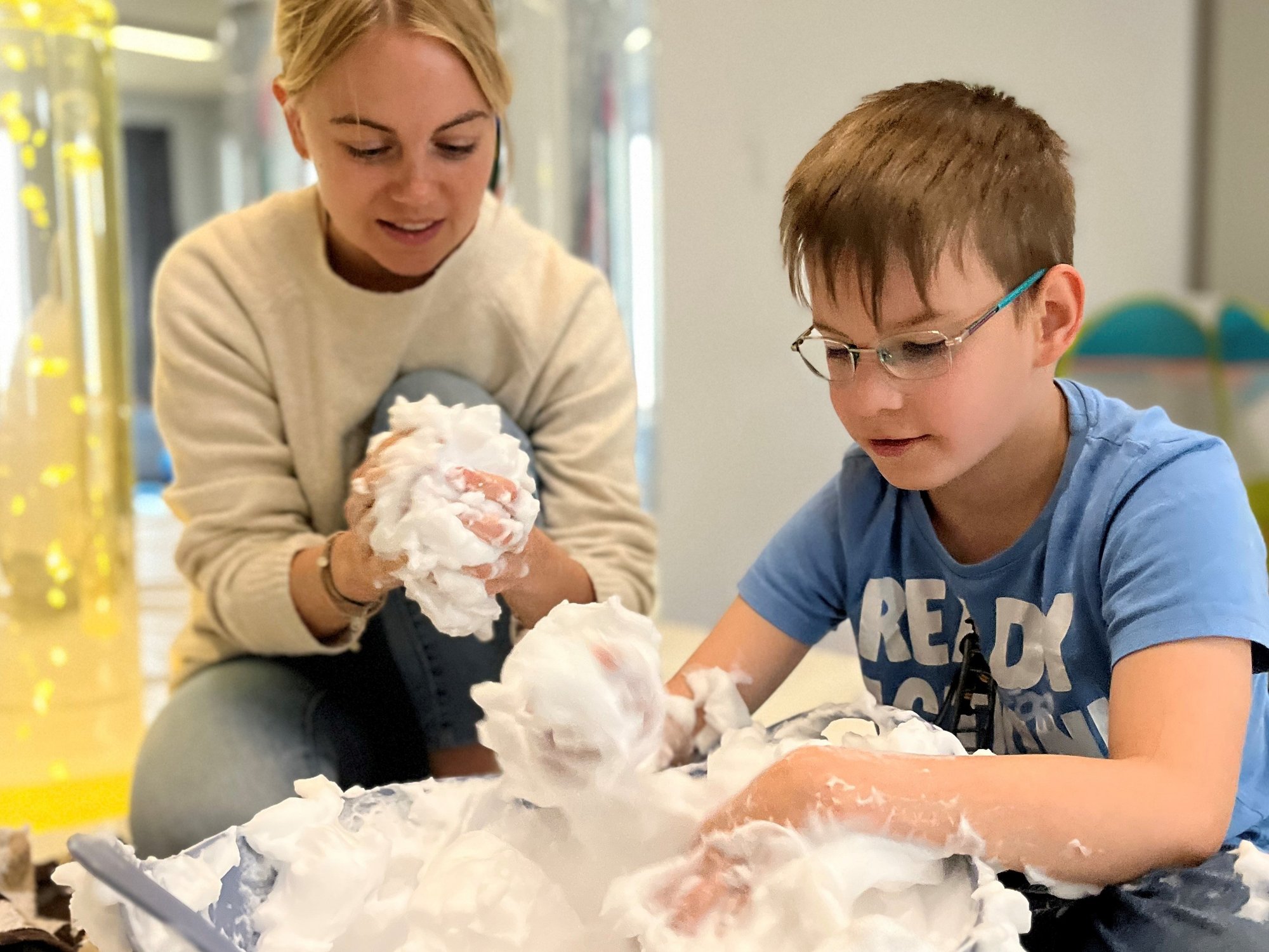 Schüler und Lehrerin beim Werkeln mit Schaum