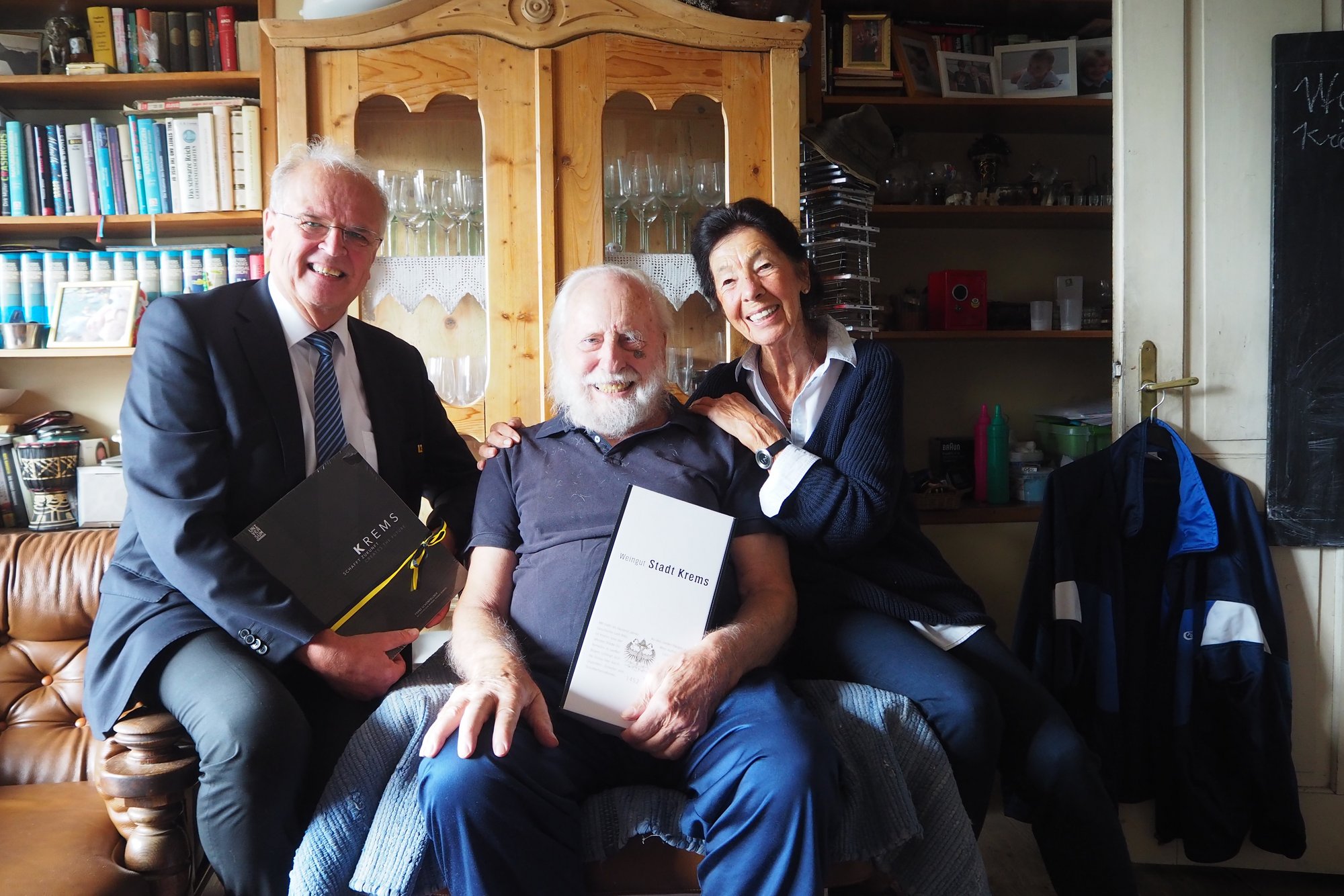 Bürgermeister Dr. Resch gratuliert dem Jubilar Robert Gmeiner zum 90. Geburtstag.
