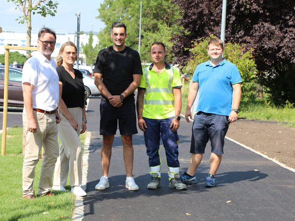 Vertreter von Stadt und Baufirma auf dem neuen Geh- und Radweg.