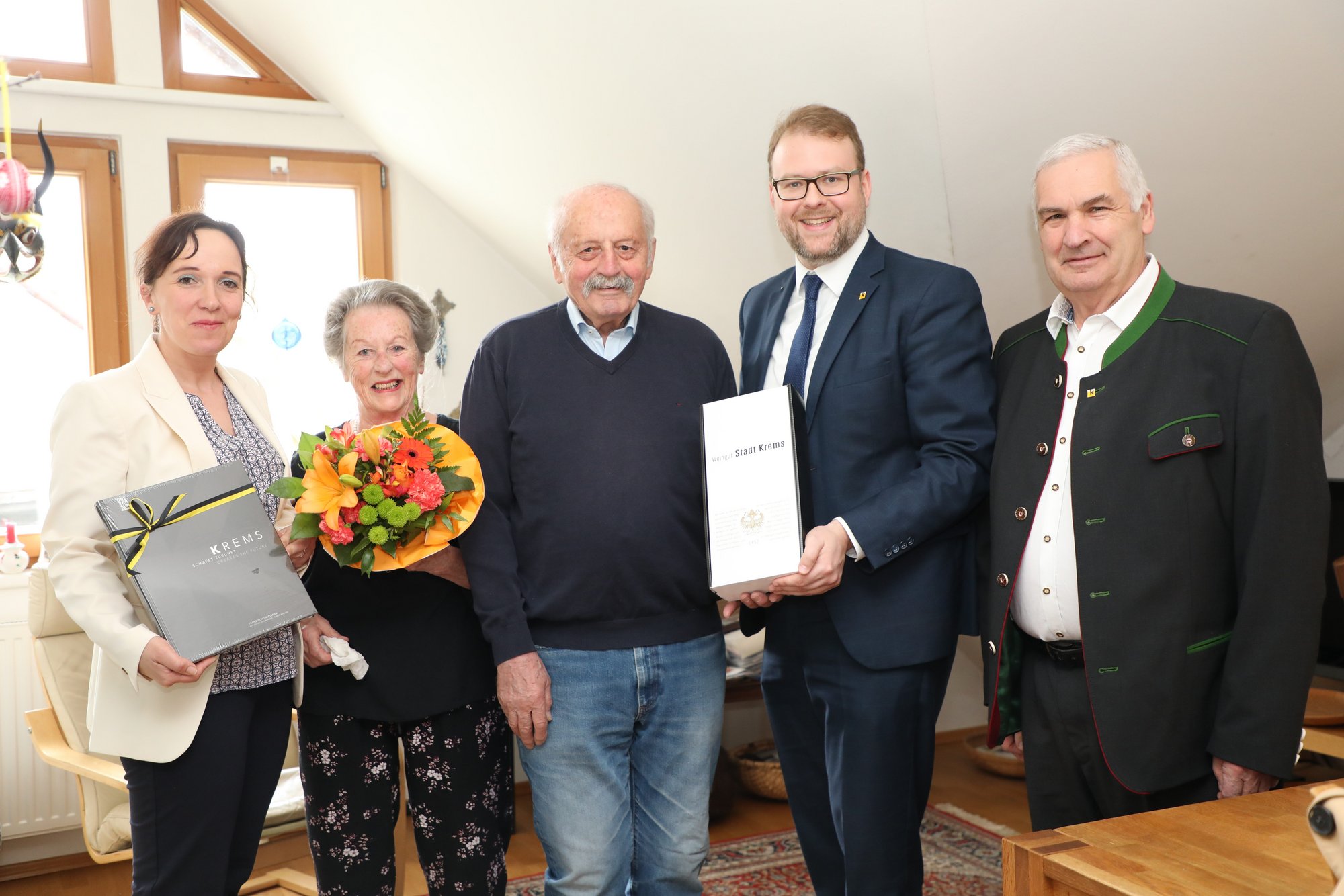 Vizebürgermeister Dr. Florian Kamleitner gratuliert Dr. Herbert Hager zum 80. Geburtstag.