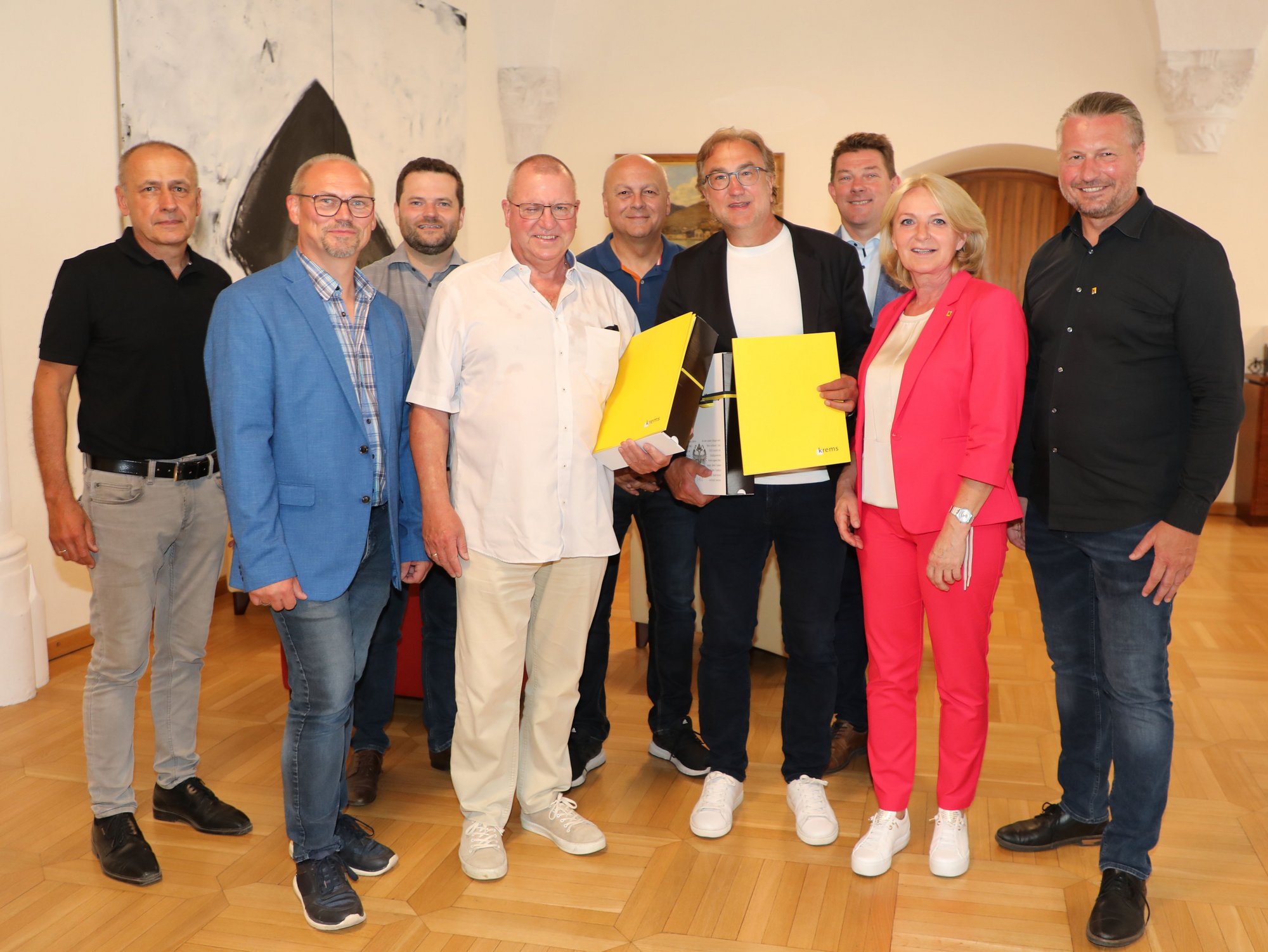(Vorne v. l.) Personalvertreter Johannes Harrer, die beiden scheidenden Mitarbeiter Helmut Hardegger und Emmerich Schierhuber, Vizebürgermeisterin Eva Hollerer und Bürgermeister Peter Molnar sowie (hinten v. l.) die Bereichsleiter Karl Rauscher, Markus Holzinger und Roland Dewisch sowie Magistratsdirektor Karl Hallbauer.