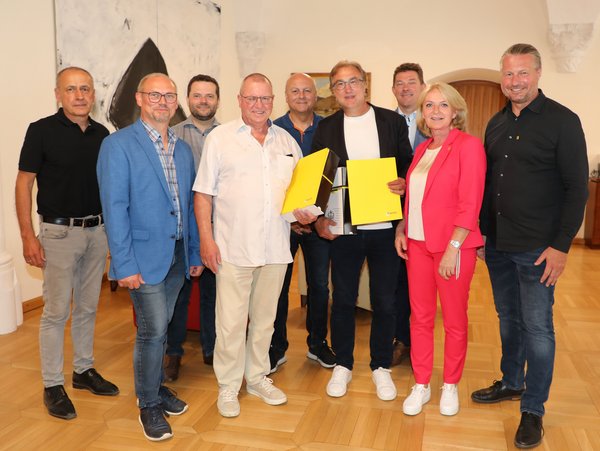 (Vorne v. l.) Personalvertreter Johannes Harrer, die beiden scheidenden Mitarbeiter Helmut Hardegger und Emmerich Schierhuber, Vizebürgermeisterin Eva Hollerer und Bürgermeister Peter Molnar sowie (hinten v. l.) die Bereichsleiter Karl Rauscher, Markus Holzinger und Roland Dewisch sowie Magistratsdirektor Karl Hallbauer.