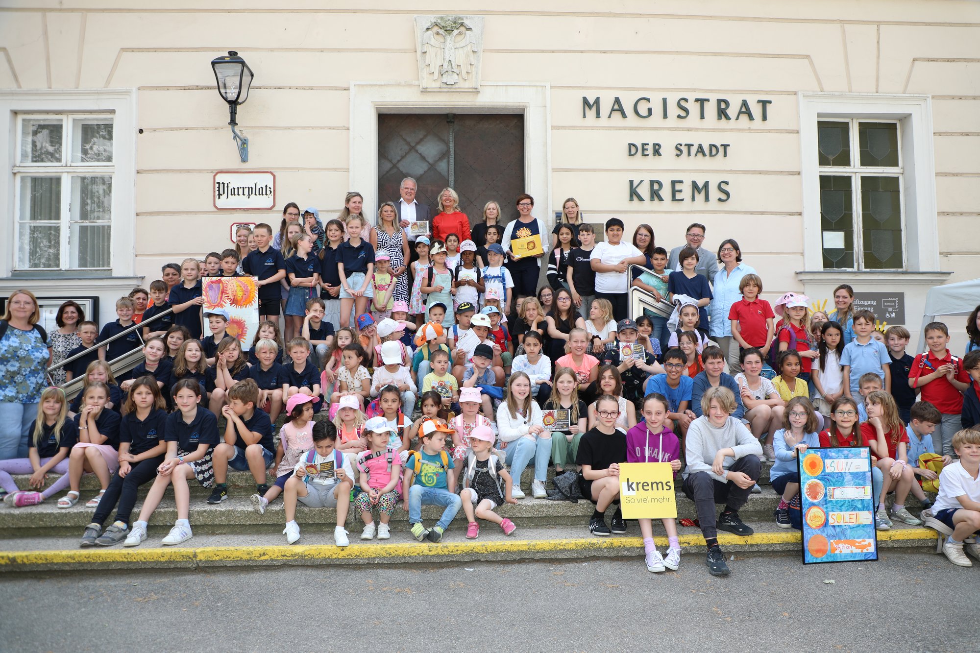 Kinder aus Erlebniskindergarten Krems-Mitterau, NÖ Landeskindergarten Hohensteinstraße Krems, Kindervilla: Verein Eltern-Kind-Zentrum Krems, Musik-Volksschule Hafnerplatz, Sonderpädagogisches Zentrum der Stadt Krems, Piaristengymnasium Krems, Privatvolksschule Mary Ward Krems, International School Krems