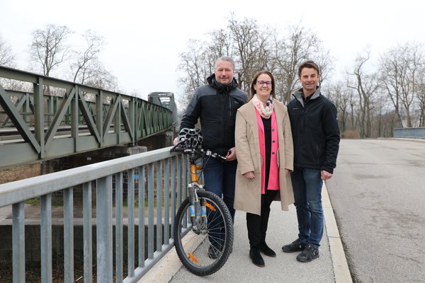 Drei Bürgermeister vor der Eisenbahnbrücke