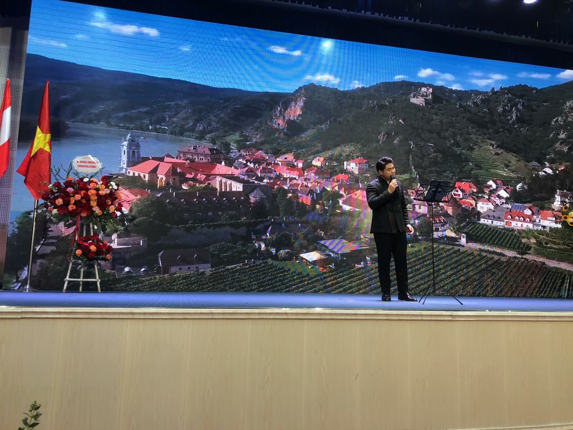 Delegation der IMC Krems mit Bürgermeister Peter Molnar in Vietnam