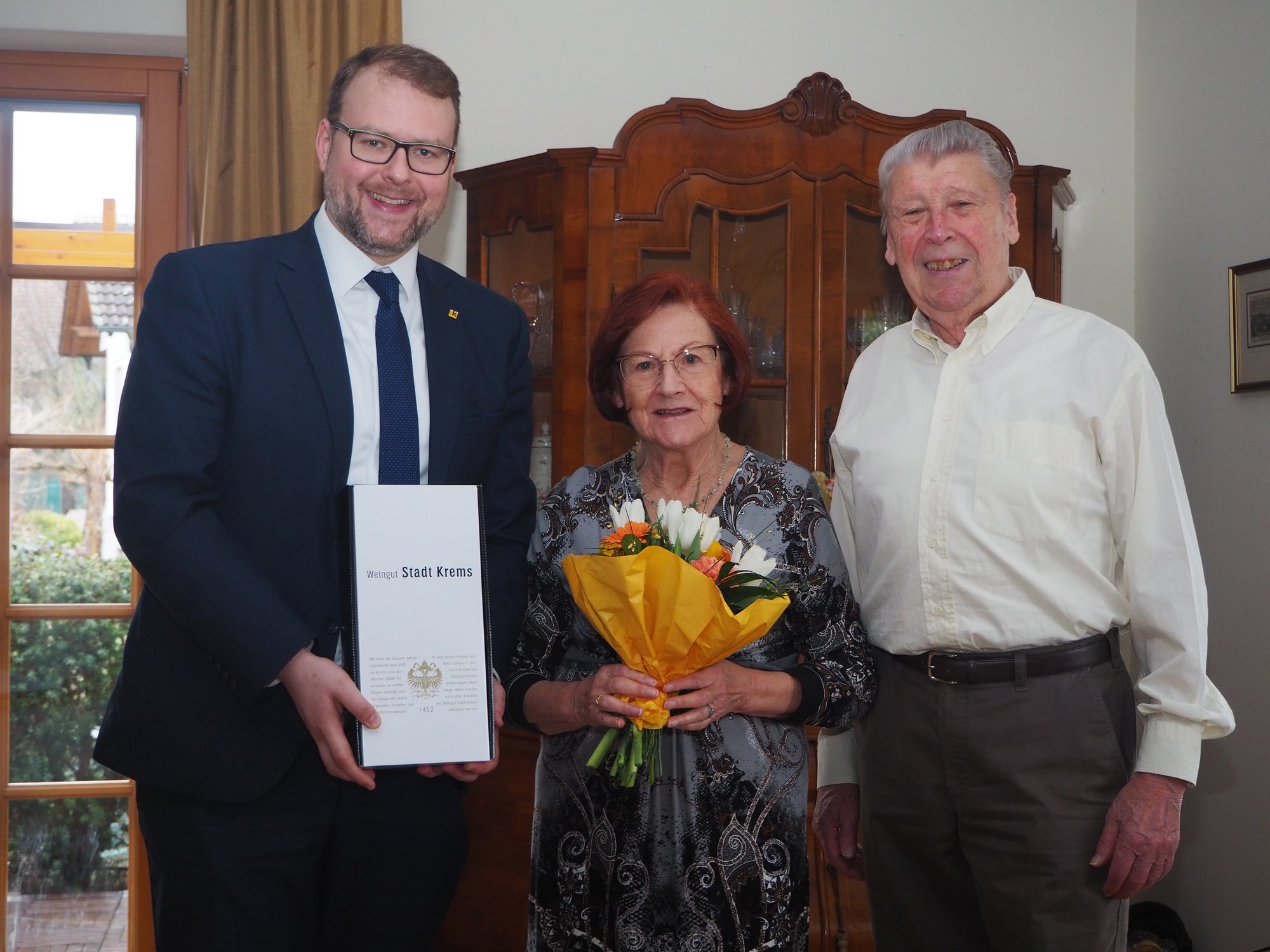 Dr. Florian Kamleitner gratulierte Gertrude Piliater zum 80. Geburtstag.
