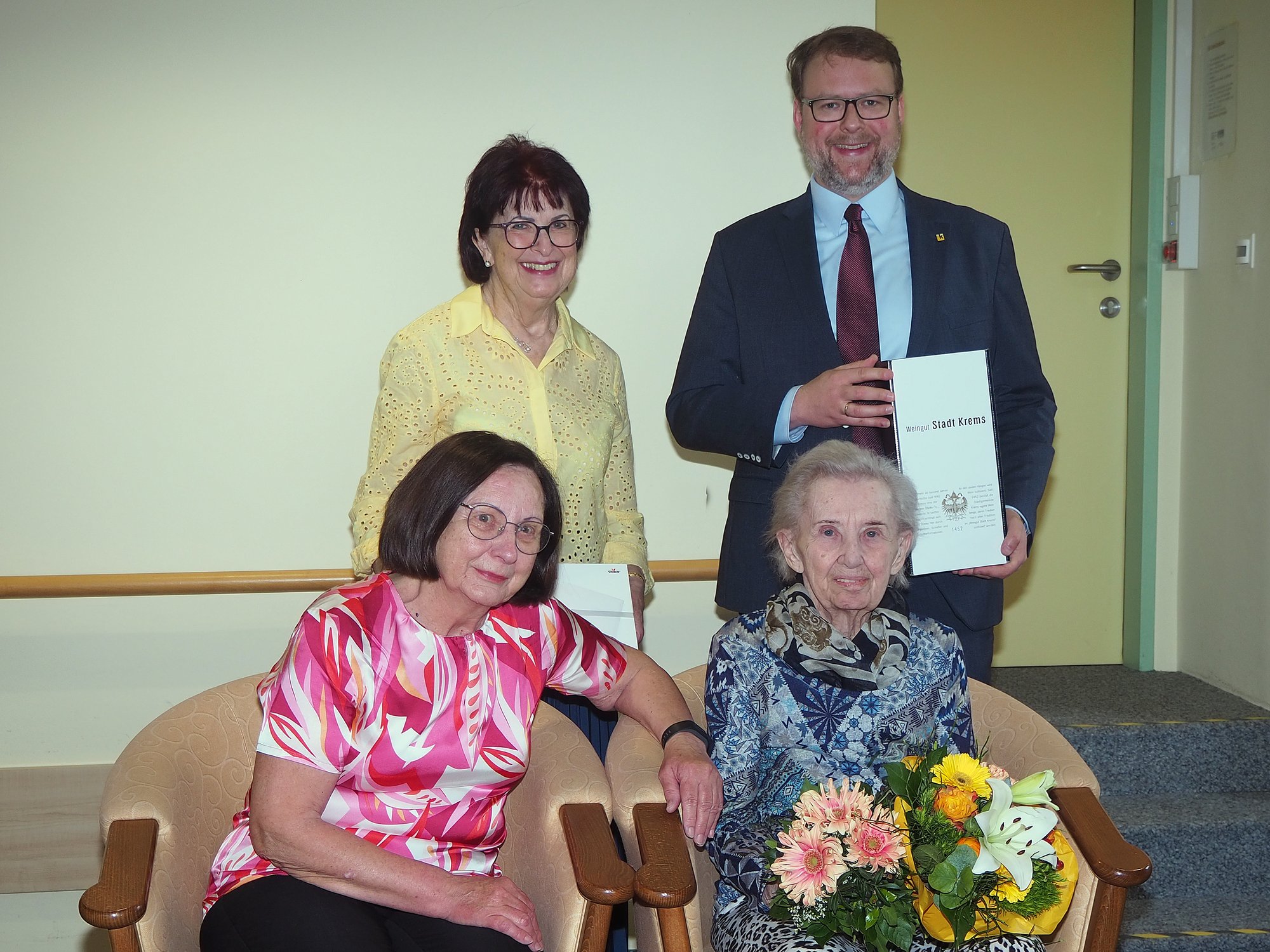 Vizebürgermeister Florian Kamleitner gratulierte Walburga Kaderschabek zum 90. Geburtstag.