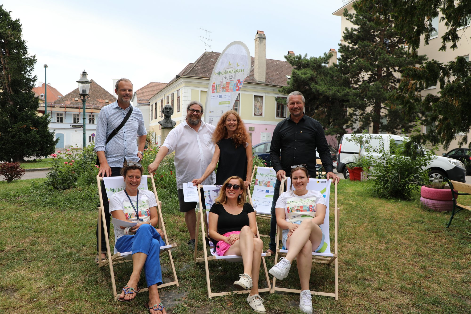 Beim Hafnerplatzfest: (sitzend v. l.) Projektleiterin Stefanie Kotrba, Annemarie Litschauer (Bürgerbeteiligung Magistrat Krems) und KEM-Managerin Stefanie Widhalm (Magistrat Krems) sowie (stehend v. l.) Baudirektor Reinhard Weitzer, Klaus Bergmaier (Musikschule Krems), Christine Rottenbacher (Universität für Weiterbildung Krems) und Bürgermeister Peter Molnar.