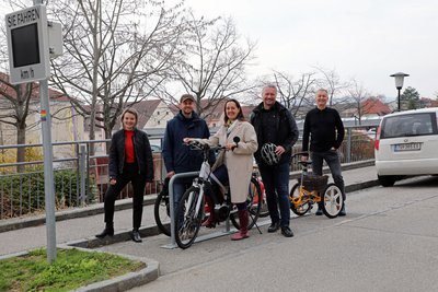 Gruppe mit Fahrrad bei Radabstellplatz