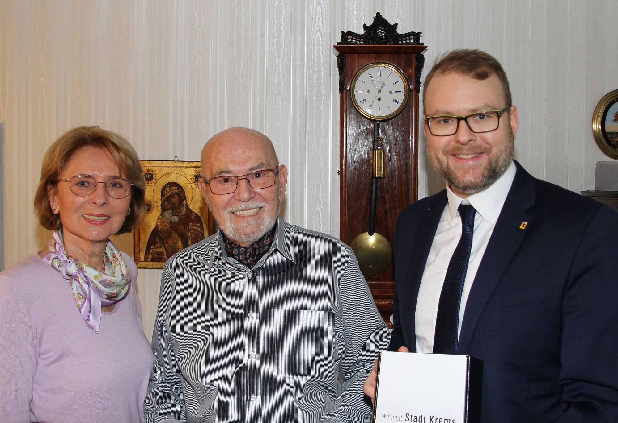Vizebürgermeister Florian Kamleitner gratuliert Schlöglhofer Gerhard zum 80. Geburtstag.