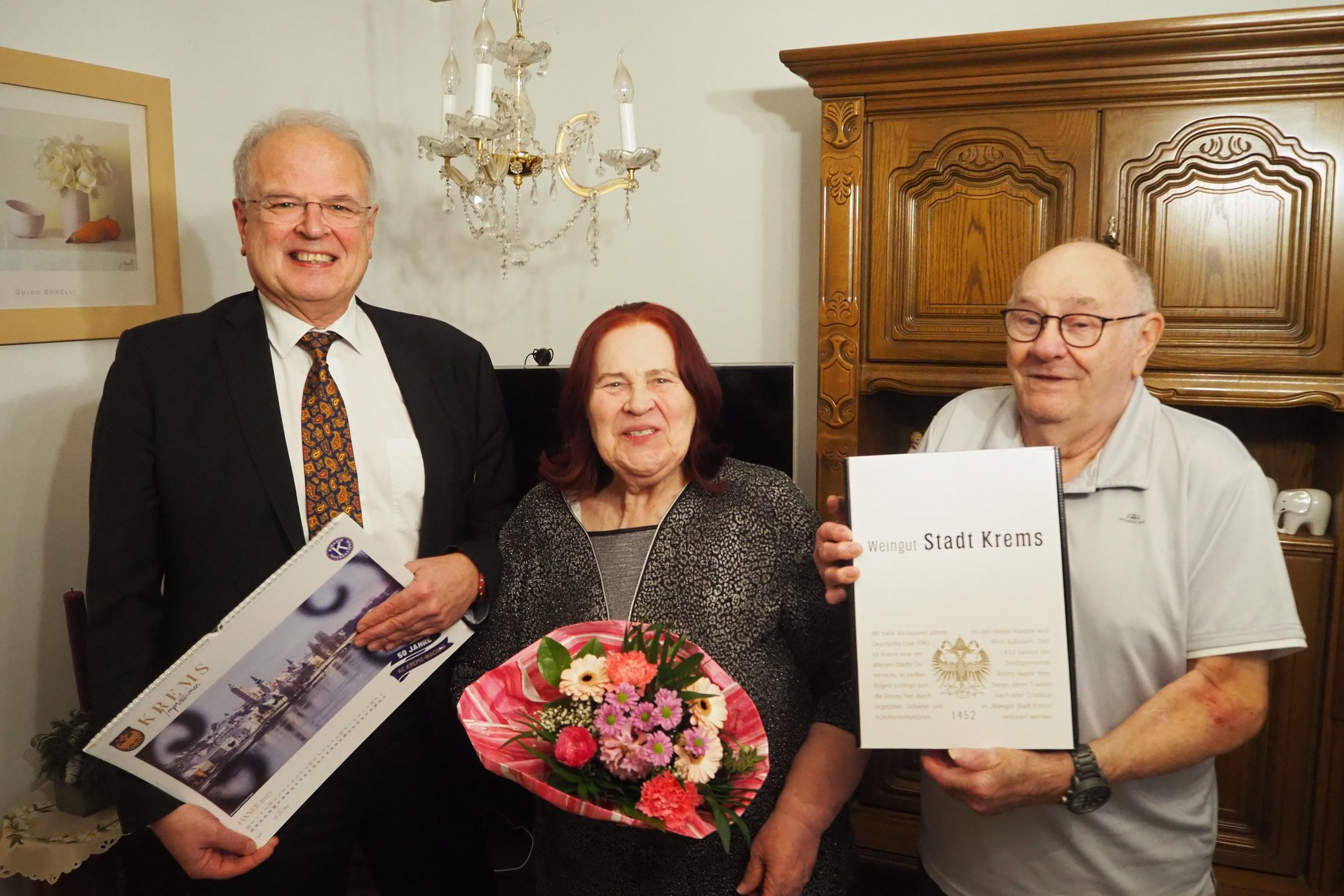 Bürgermeister Dr. Reinhard Resch gratuliert dem Ehepaar Radler zur Diamantenen Hochzeit.