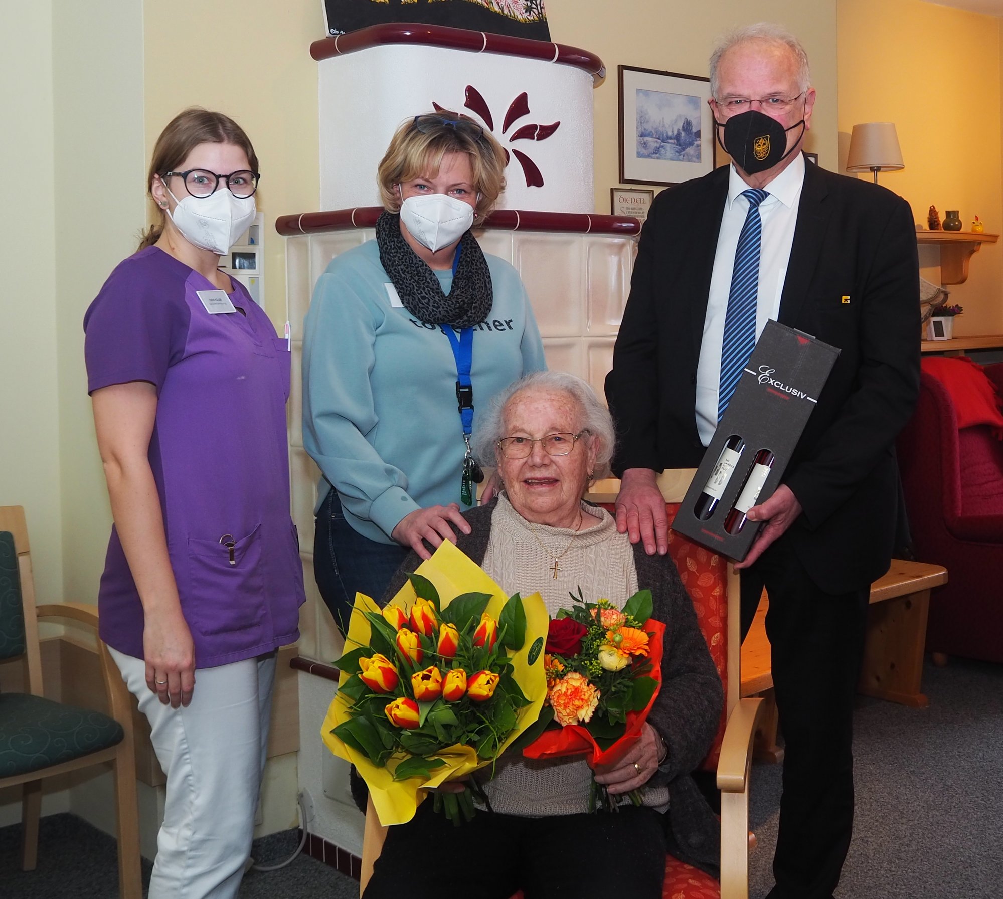 Bürgermeister Dr. Reinhard Resch gratuliert Anna Aigner zum 90. Geburtstag.
