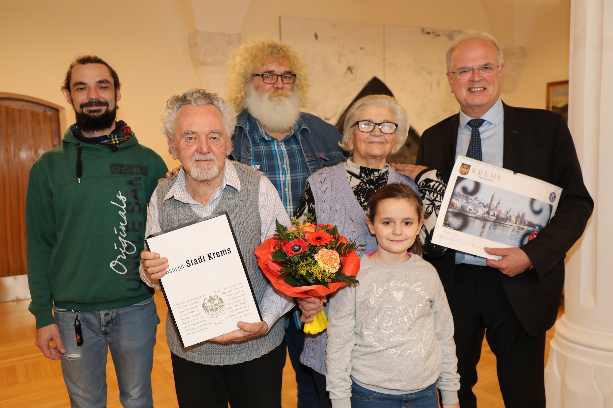 Bürgermeister Dr. Reinhard Resch gratuliert Ehepaar Catuna zur Diamantenen Hochzeit.