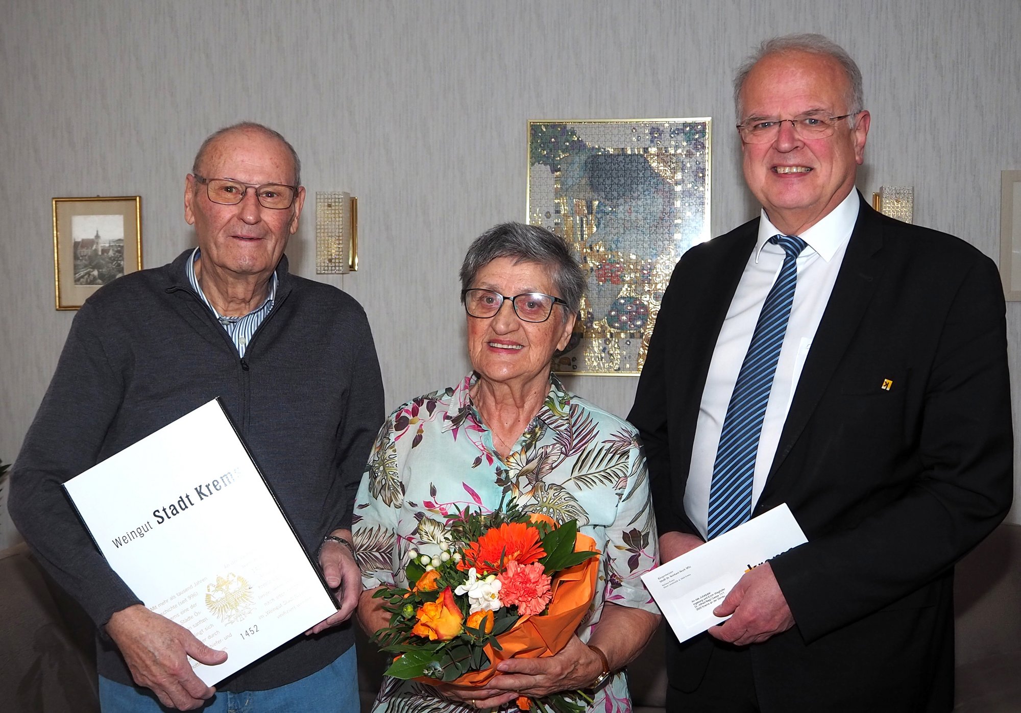 Bürgermeister Dr. Reinhard Resch gratuliert dem Ehepaar Weghofer zur Diamantenen Hochzeit.