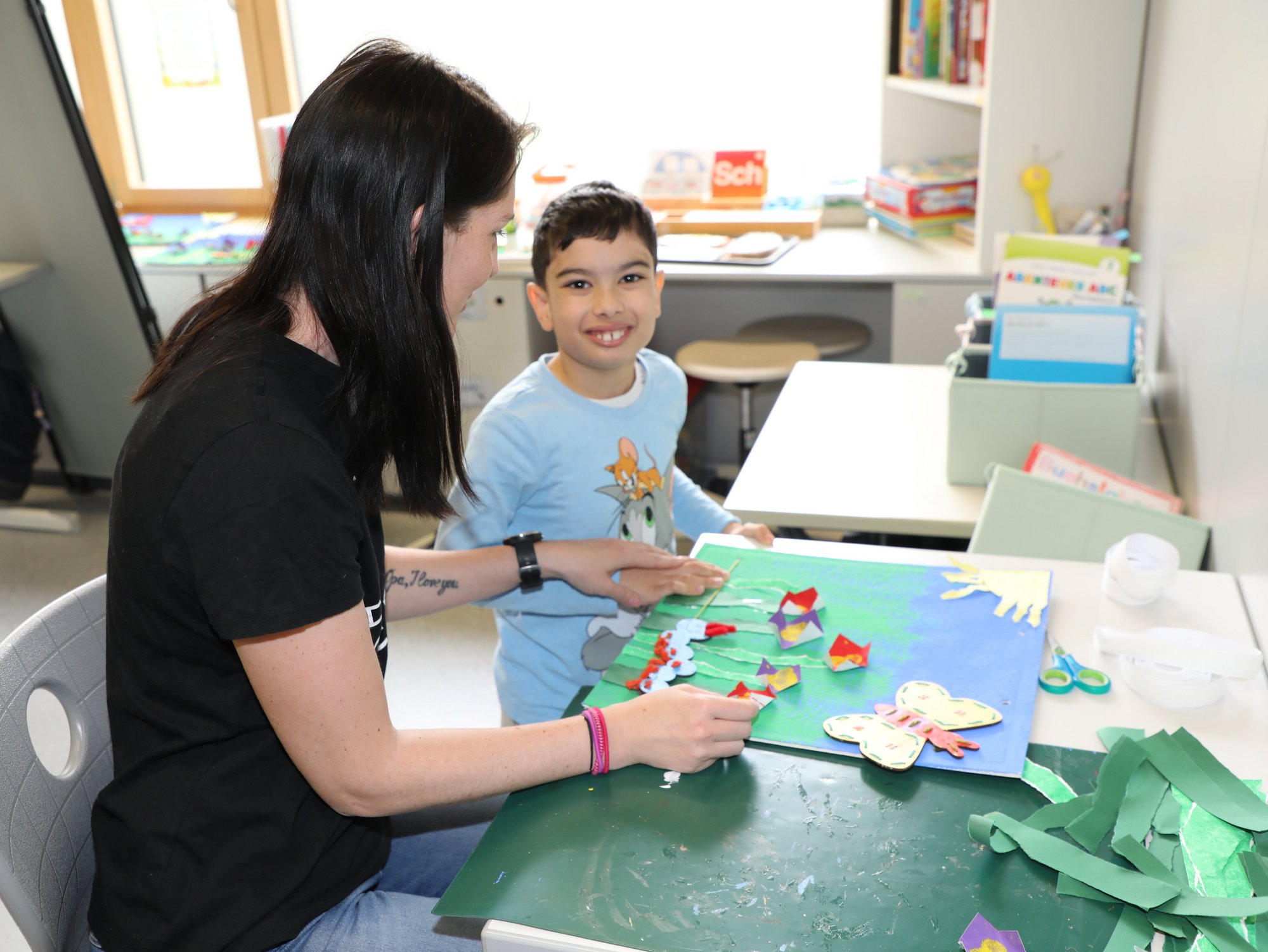 Schüler und Lehrerin beim Kreativen Gestalten