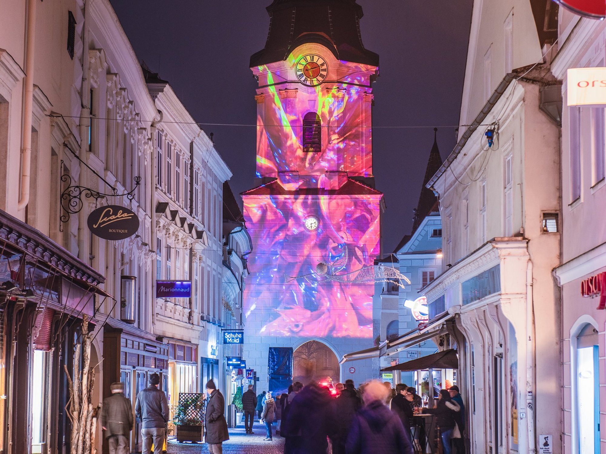 Bunte Lichtinstallation an der Fassade des Steiner Tors