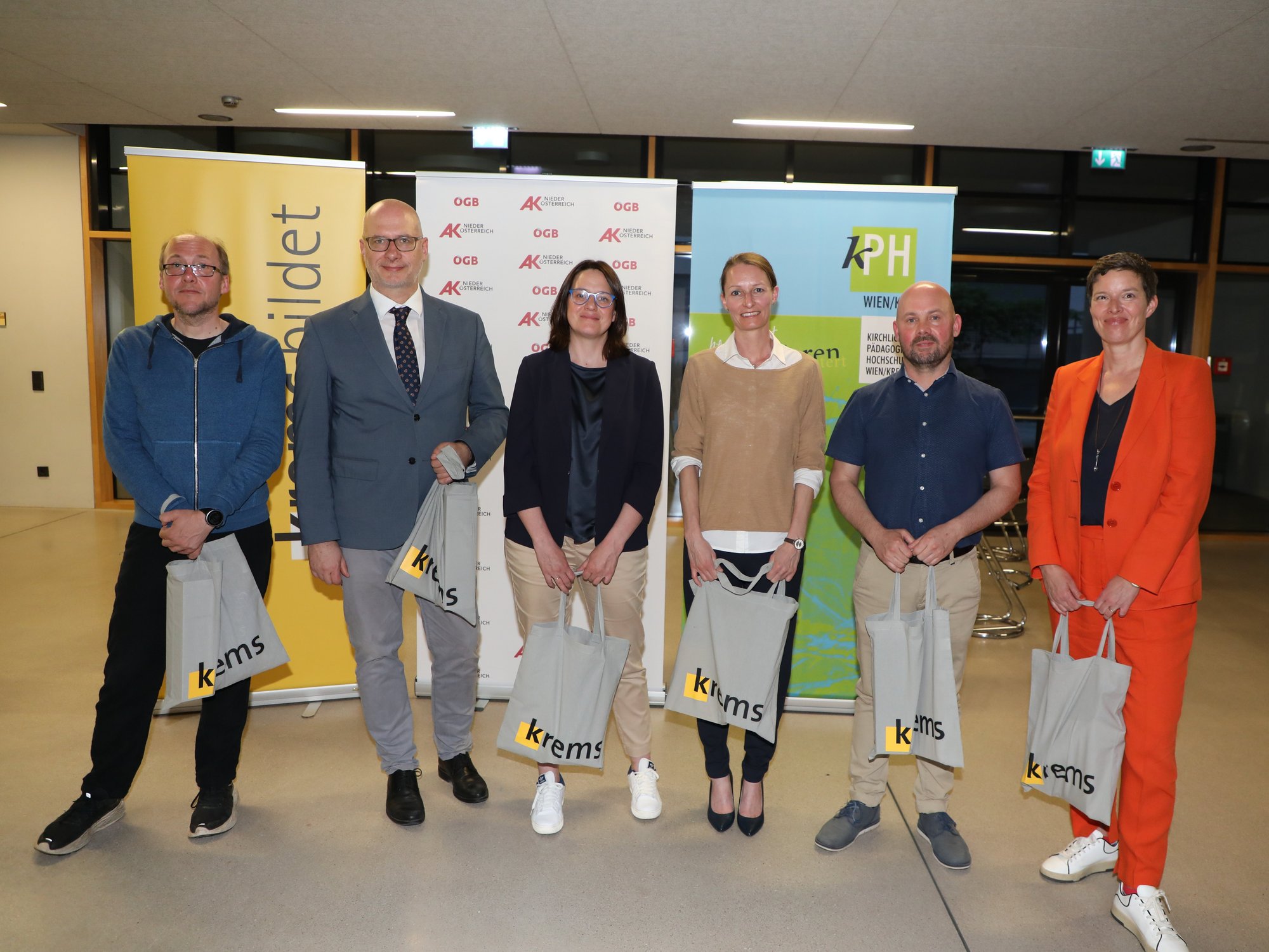 Gruppenbild der sechs Teilnehmer der Podiumsdiskussion