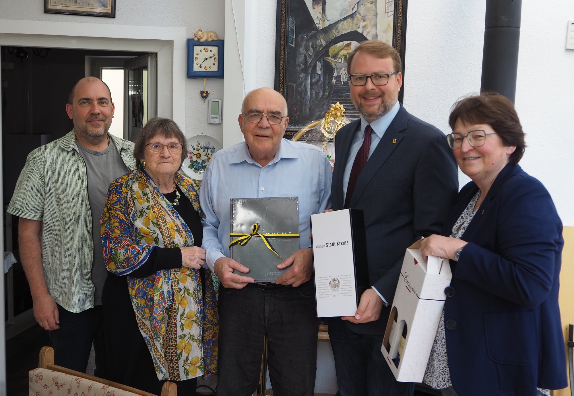 Vizebürgermeister Florian Kamleitner gratulierte Heinz Schreiber zum 80. Geburtstag.