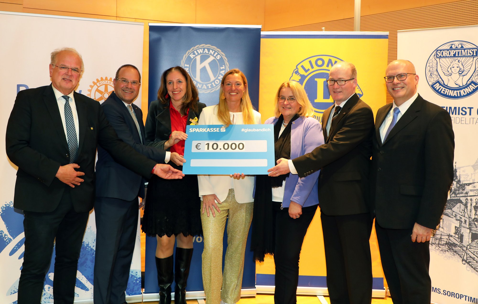 Services-Clubs Krems spendeten 10.000 Euro an Volksschule Hafnerplatz