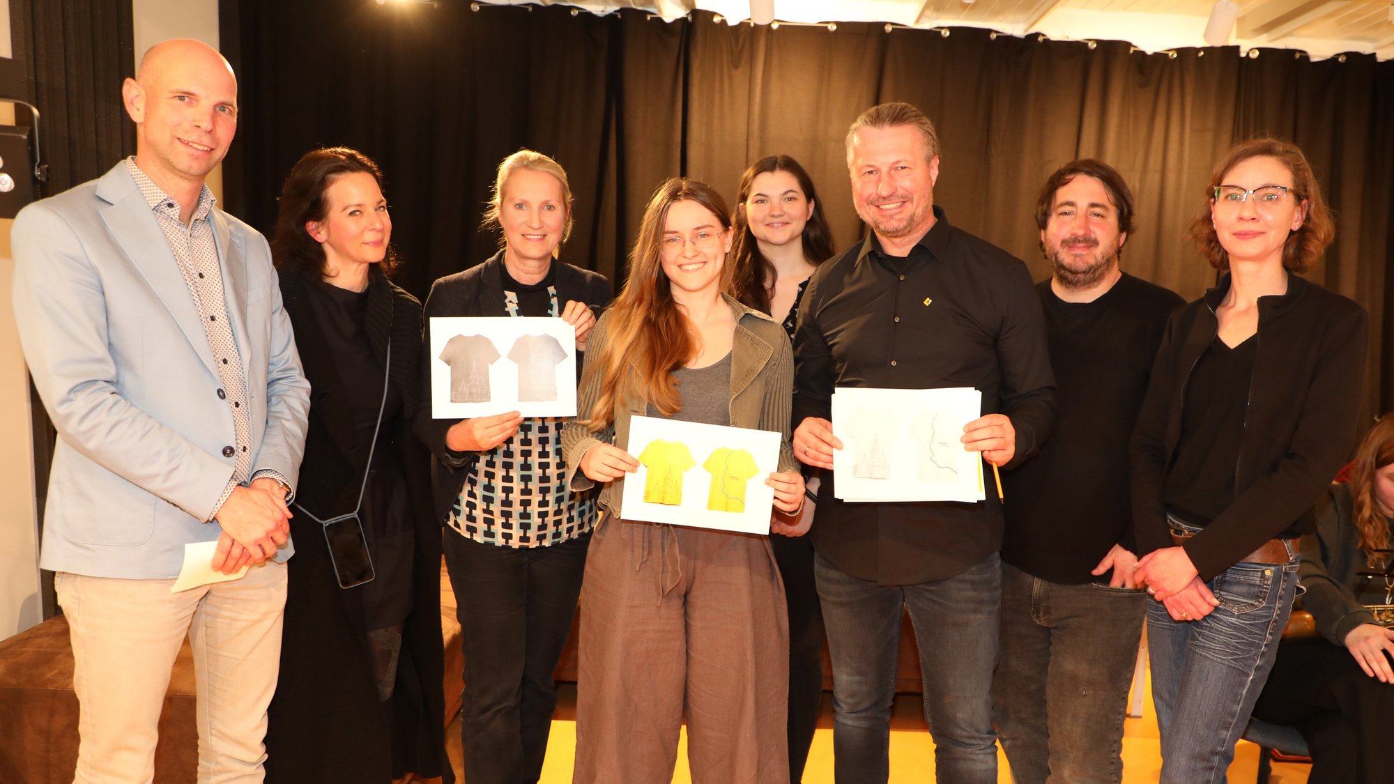 Gruppenbild der Jury und Preisträgerin Carina Boucher