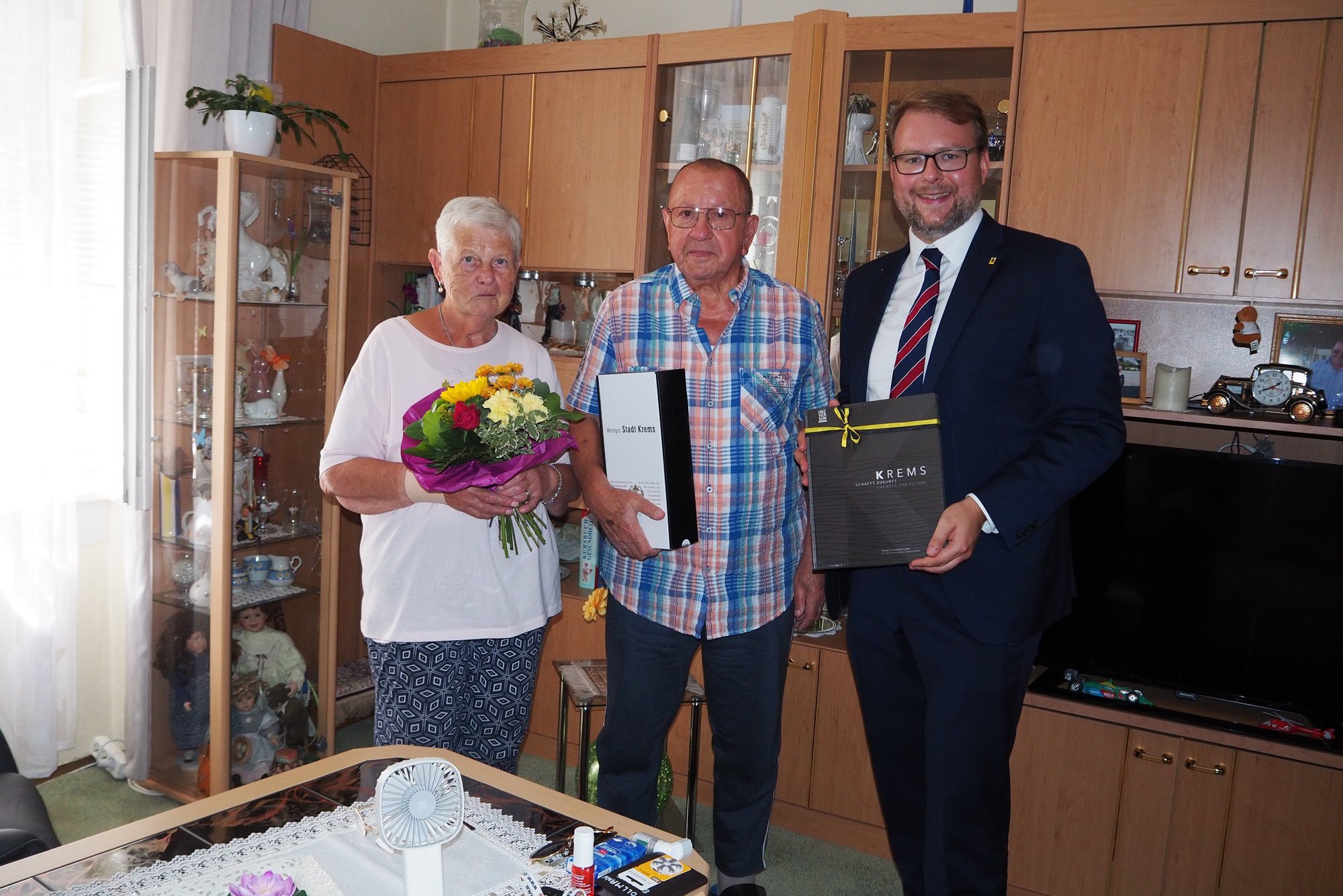 Vizebürgermeister Dr. Florian Kamleitner gratuliert Gottfried Vollmann zum 80. Geburtstag.