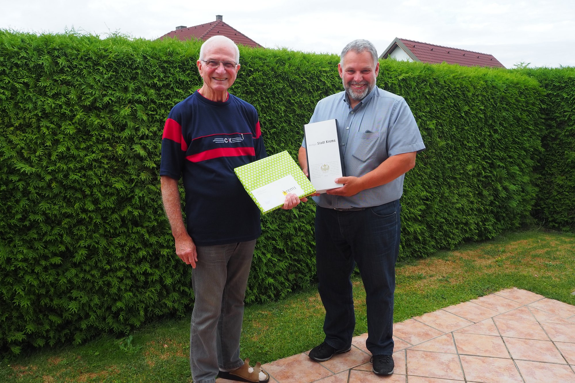 Stadtrat Martin Sedelmaier gratuliert Herrn Leonhard Schinkel zum 80. Geburtstag.