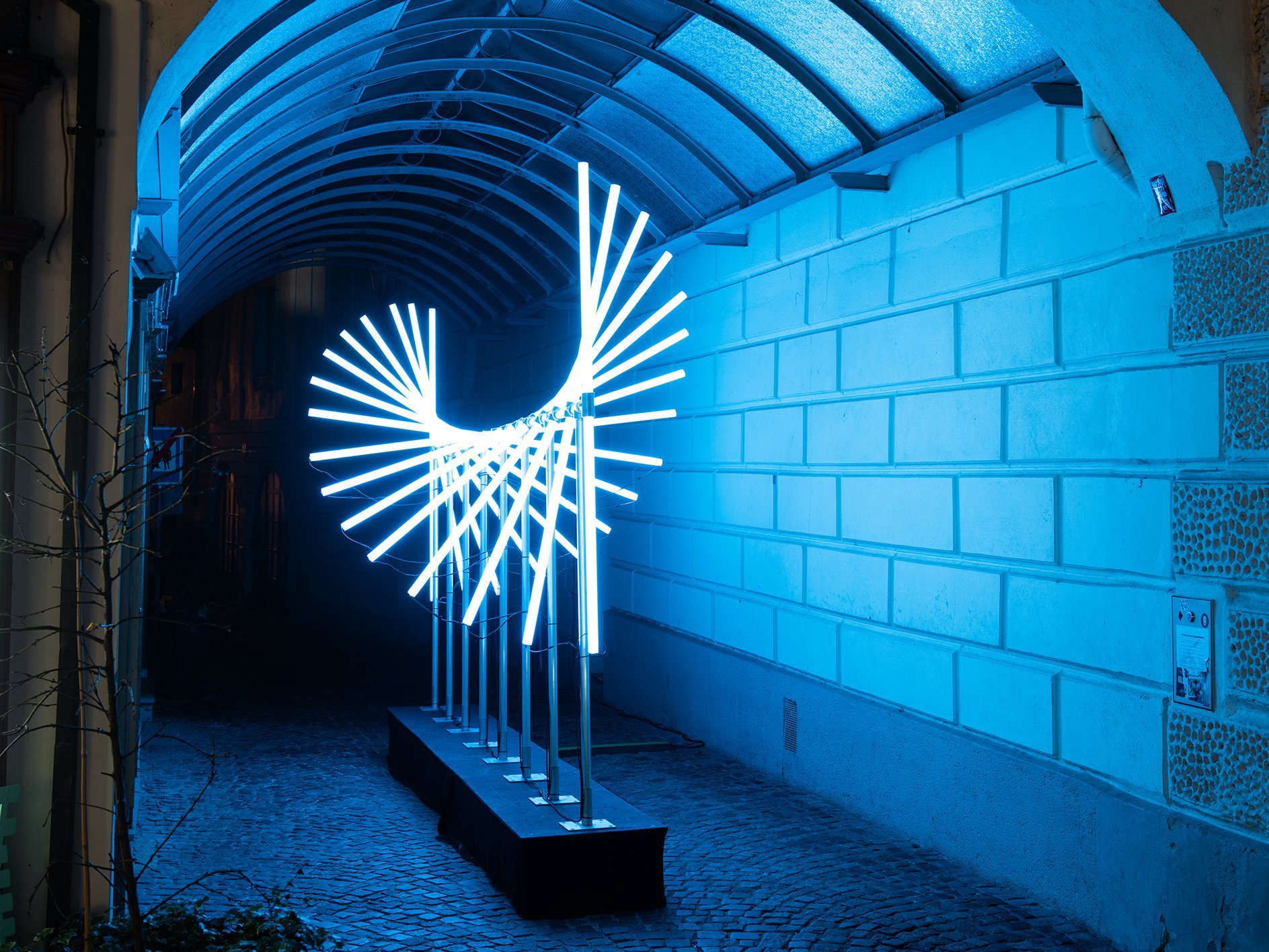 Metallskulptur in blauem Licht in der Kremser Neutaugasse