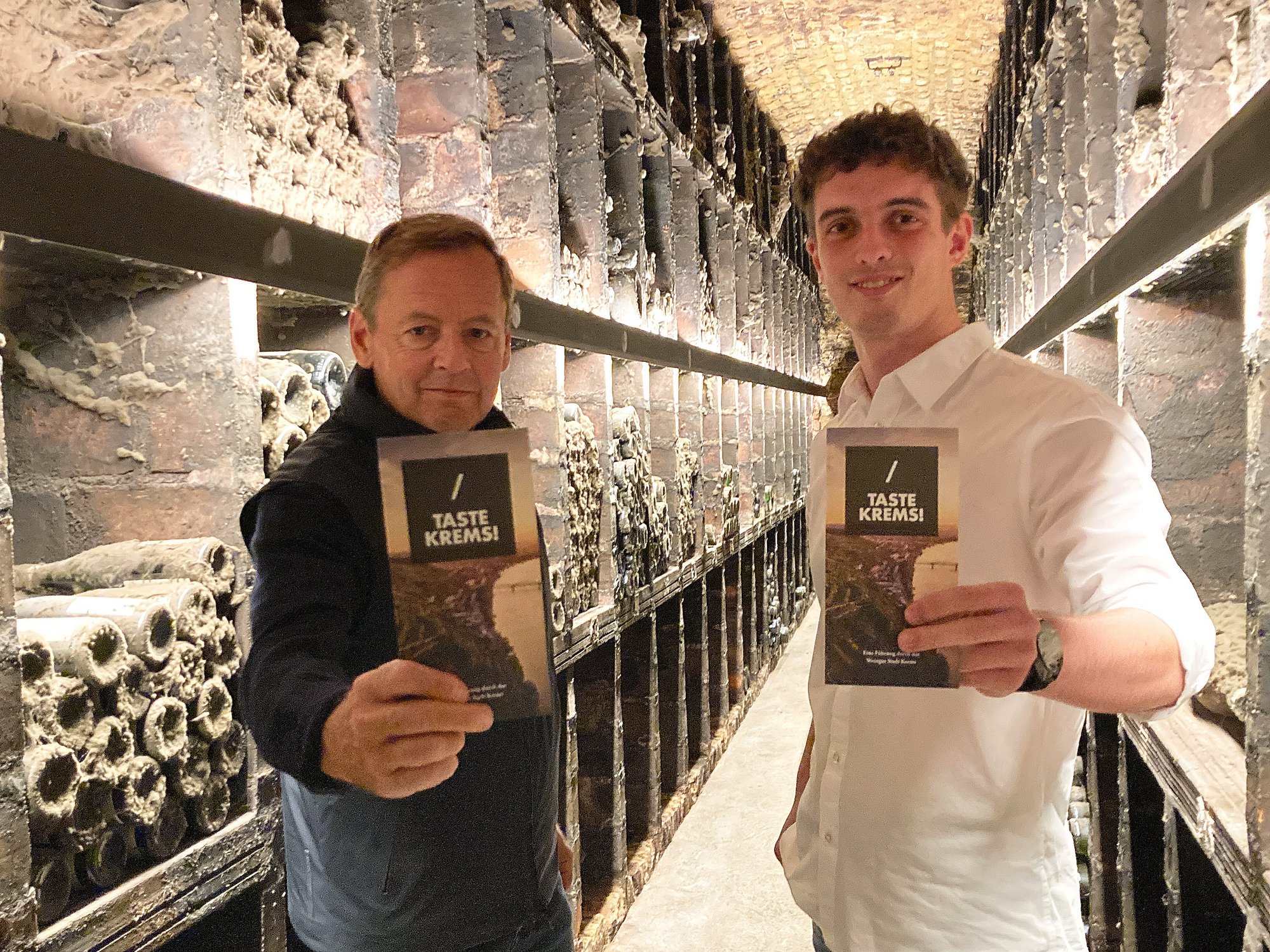 Fritz Miesbauer und Lorenz Wölfl im Kellergewölbe Weingut Stadt Krems - von links