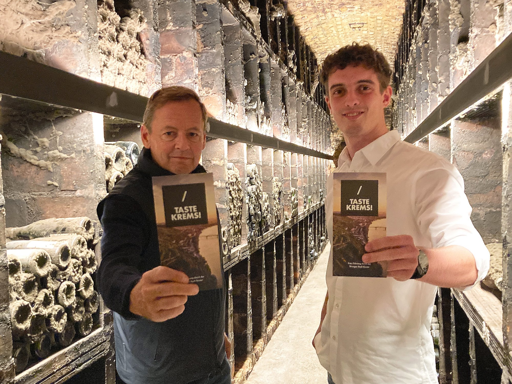 Fritz Miesbauer und Lorenz Wölfl im Kellergewölbe Weingut Stadt Krems - von links