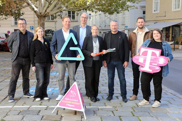 Digitale Glasfaser Weiterbau - Mitwirkende vor dem Rathaus