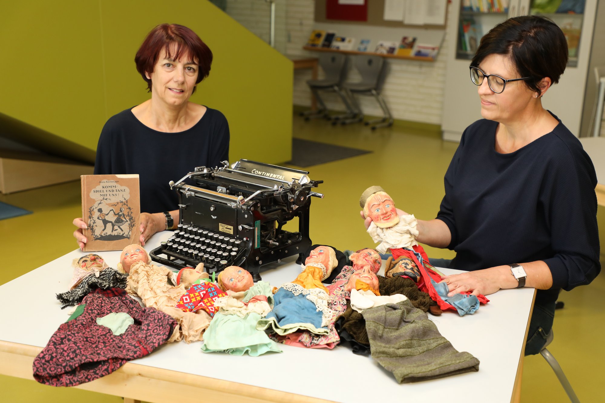 Ulrike Haydu und Sabine Laz vom museumkrems sichten die Erinnerungsstücke aus dem Kindergarten Altstadt.