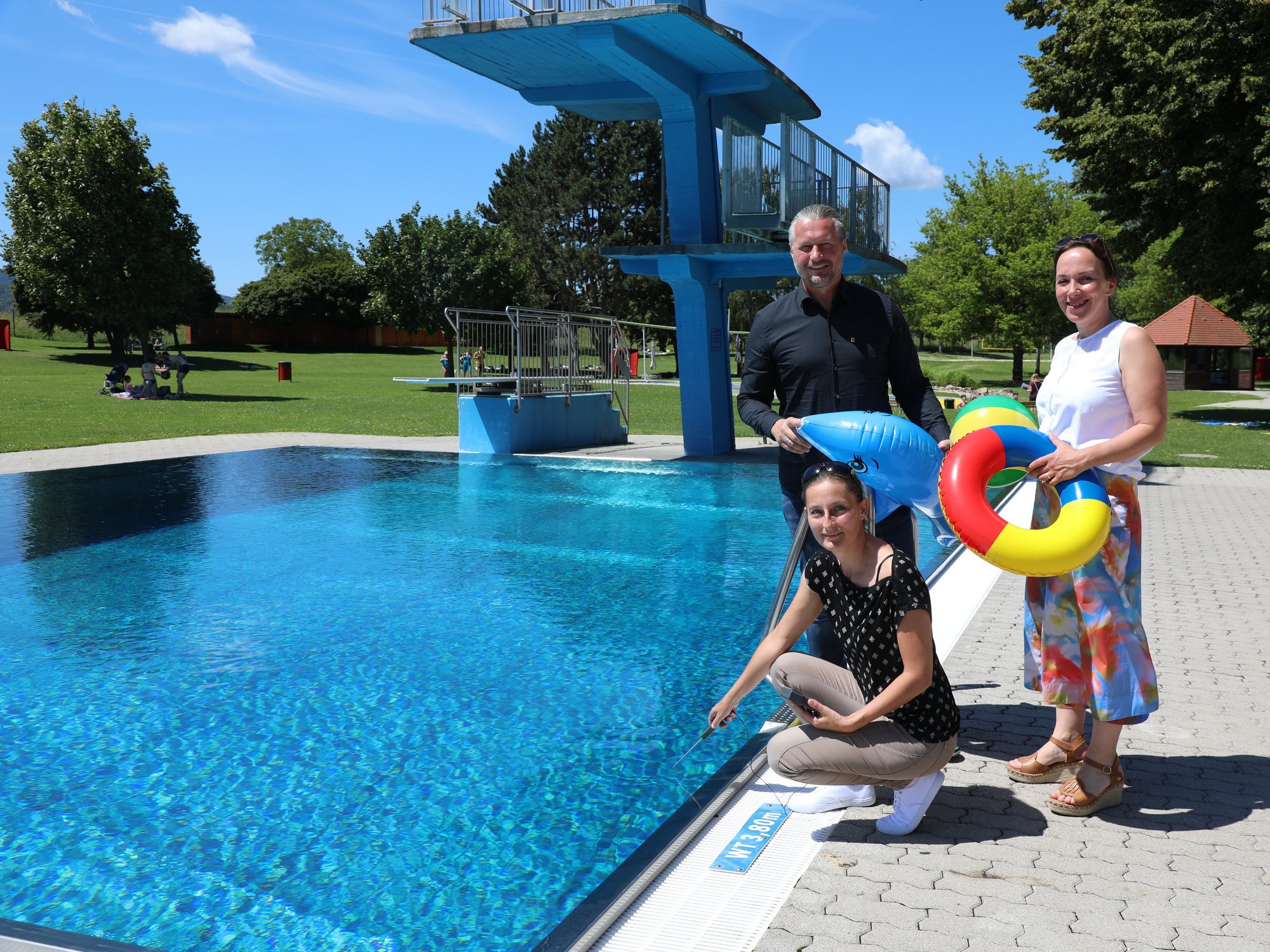 Bürgermeister Peter Molnar, Sportstadträtin Bernadette Laister und Sandra Janowski (Abteilung Sport- und Freizeitbetriebe der Stadt Krems) vor dem Sprungbecken im Kremser Sommerbad