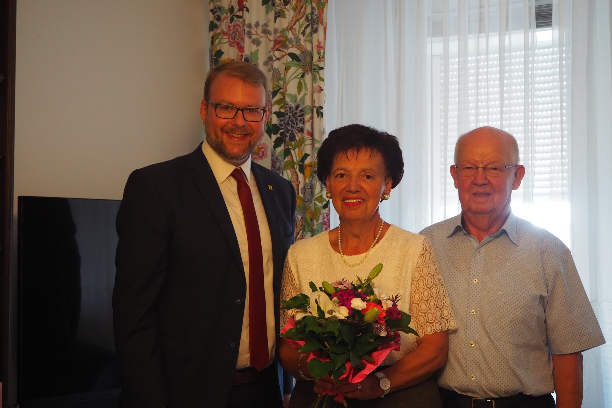 Vizebürgermeister Dr. Florian Kamleitner gratuliert Karl und Wilhelmine Dirnberger zur Goldenen Hochzeit.