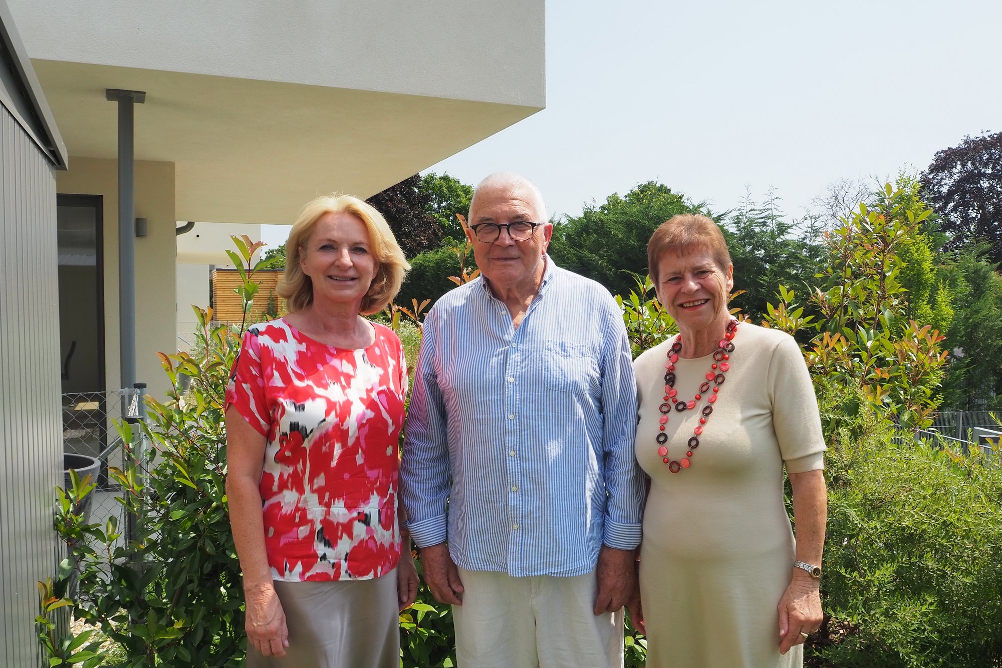Vizebürgermeisterin Eva Hollerer gratuliert Mag. Karl Krahofer zum 80. Geburtstag.