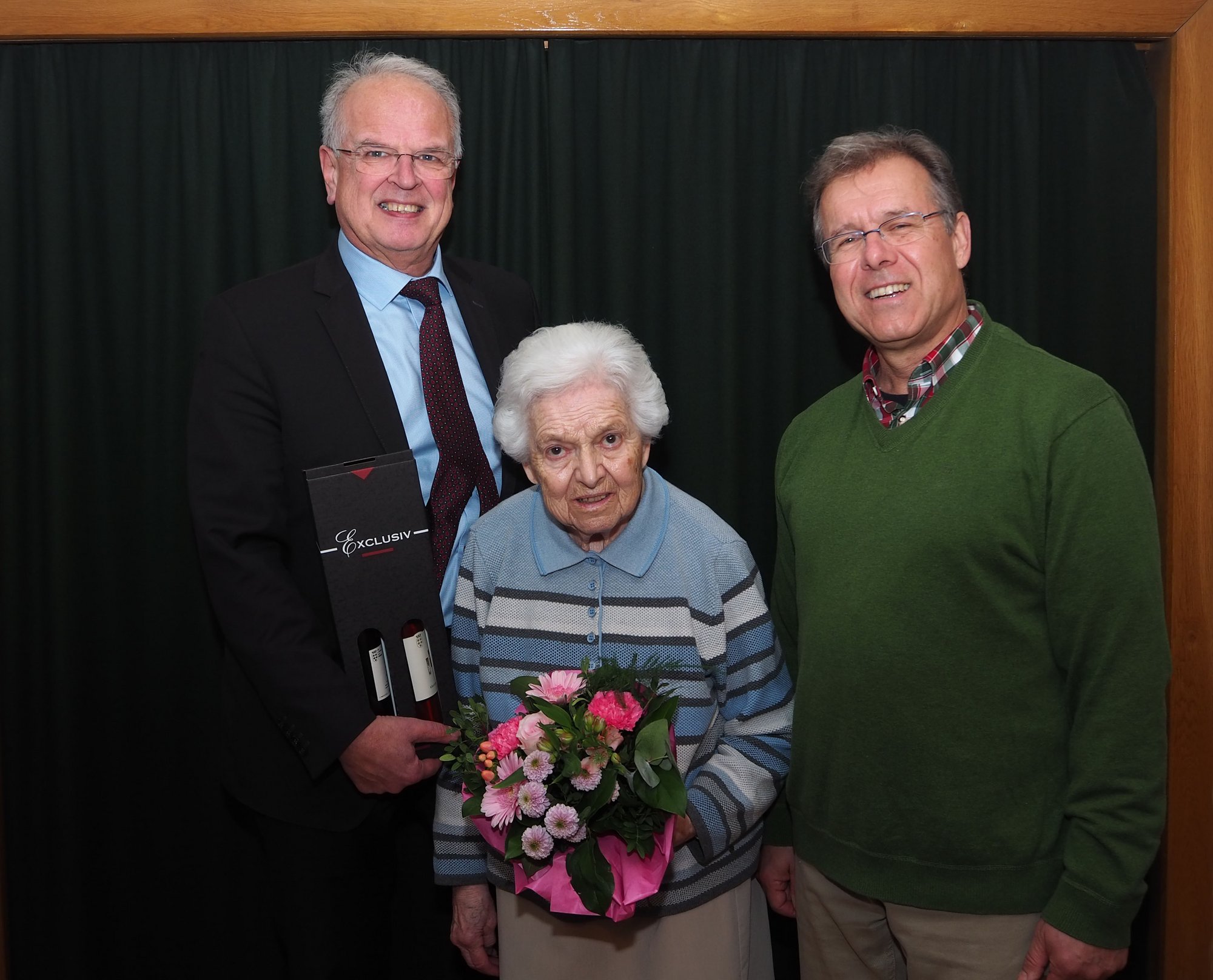 Bürgermeister Dr. Reinhard Resch gratuliert Margarete Rainer zum 90. Geburtstag