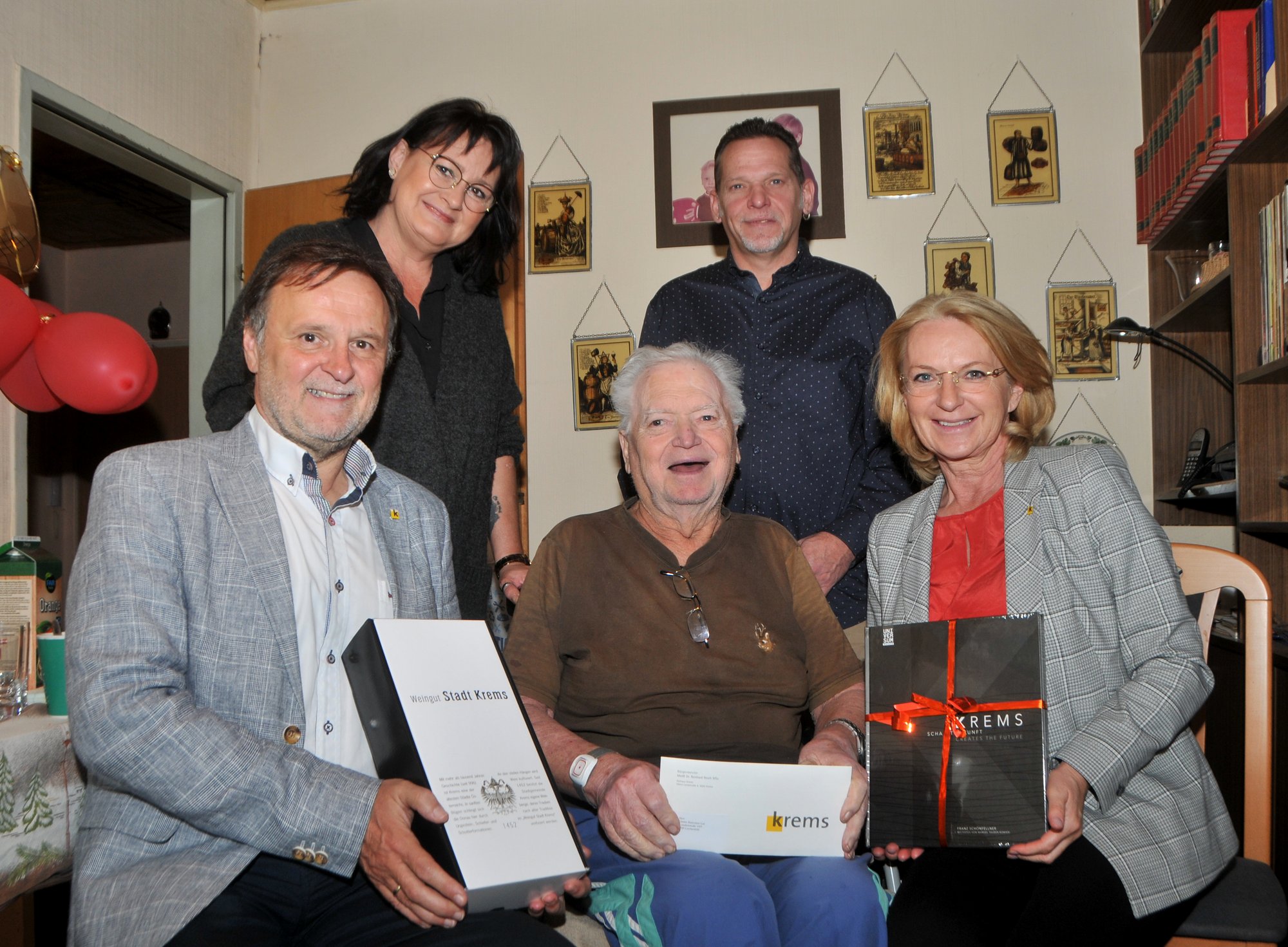 Vzbgm. Eva Hollerer und StR. Werner Stöberl gratulieren Günter Laz zum 80. Geburtstag. Unter den Gratulanten befanden sich auch Margit Rubak und Sohn Christoph Laz.