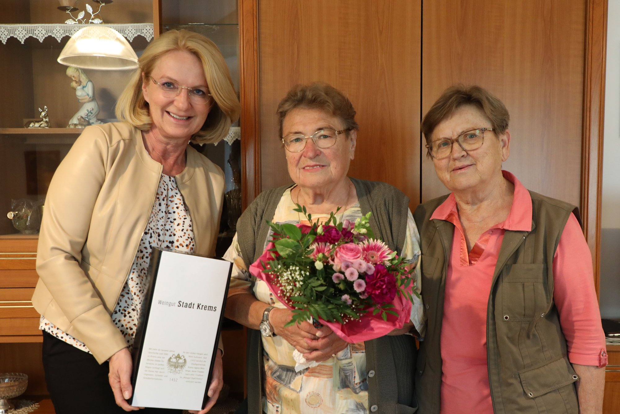 Vizebürgermeisterin Eva Hollerer gratuliert Herta Jaksch zum 80. Geburtstag