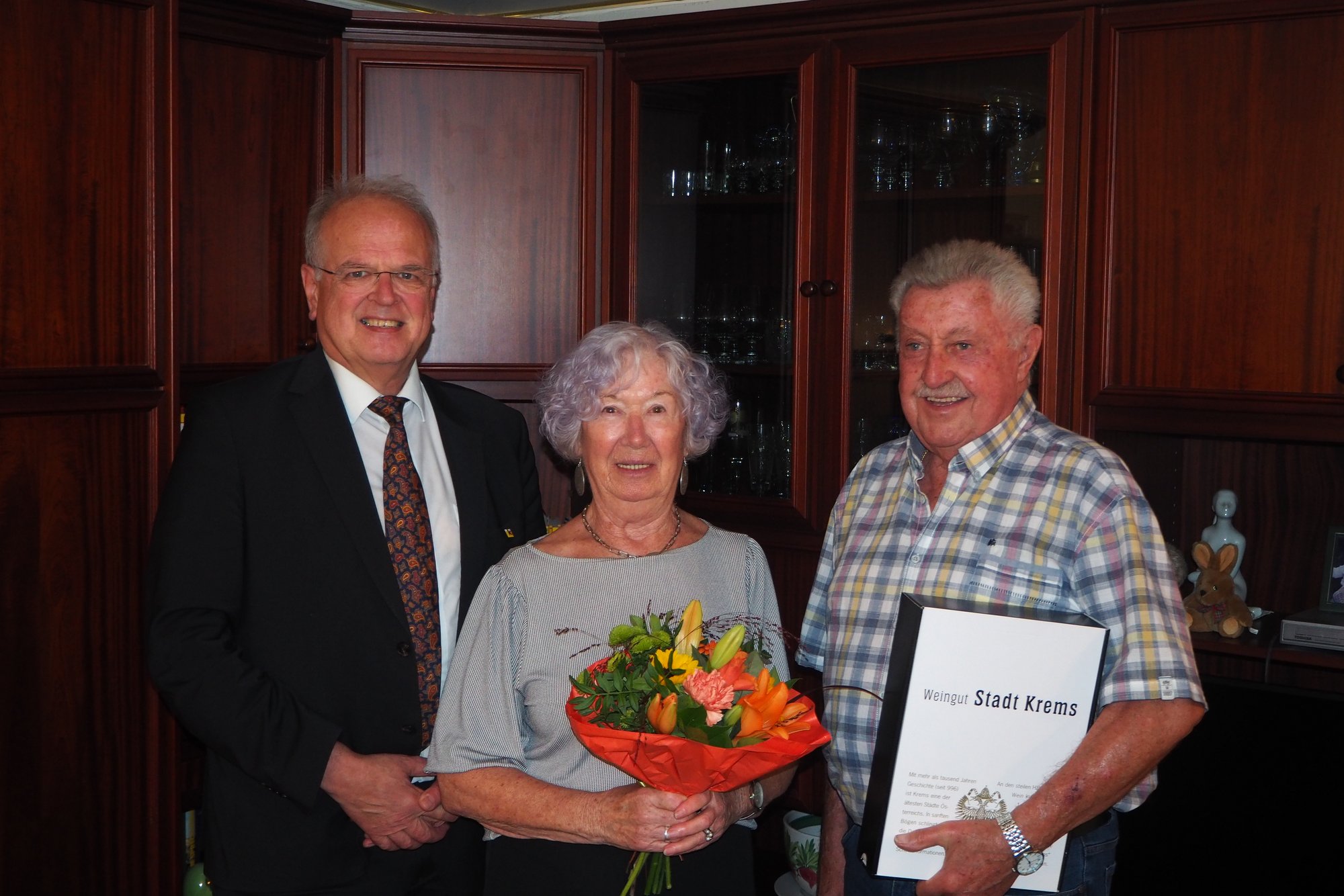 Bürgermeister Dr. Reinhard Resch gratuliert Ehepaar Burger zur Diamantenen Hochzeit.