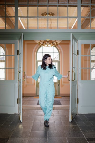 Anne Glassner beleuchtet Sozialgeschichte in der galeriekrems, Eröffnung am 1. Oktober, 18 Uhr