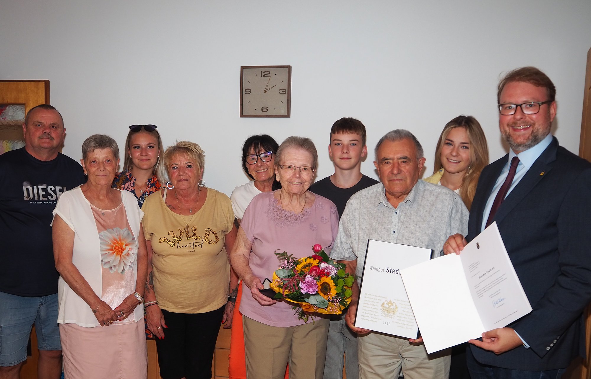 Vizebürgermeister Florian Kamleitner gratulierte Edith und Karl Genitheim zur Eisernen Hochzeit.