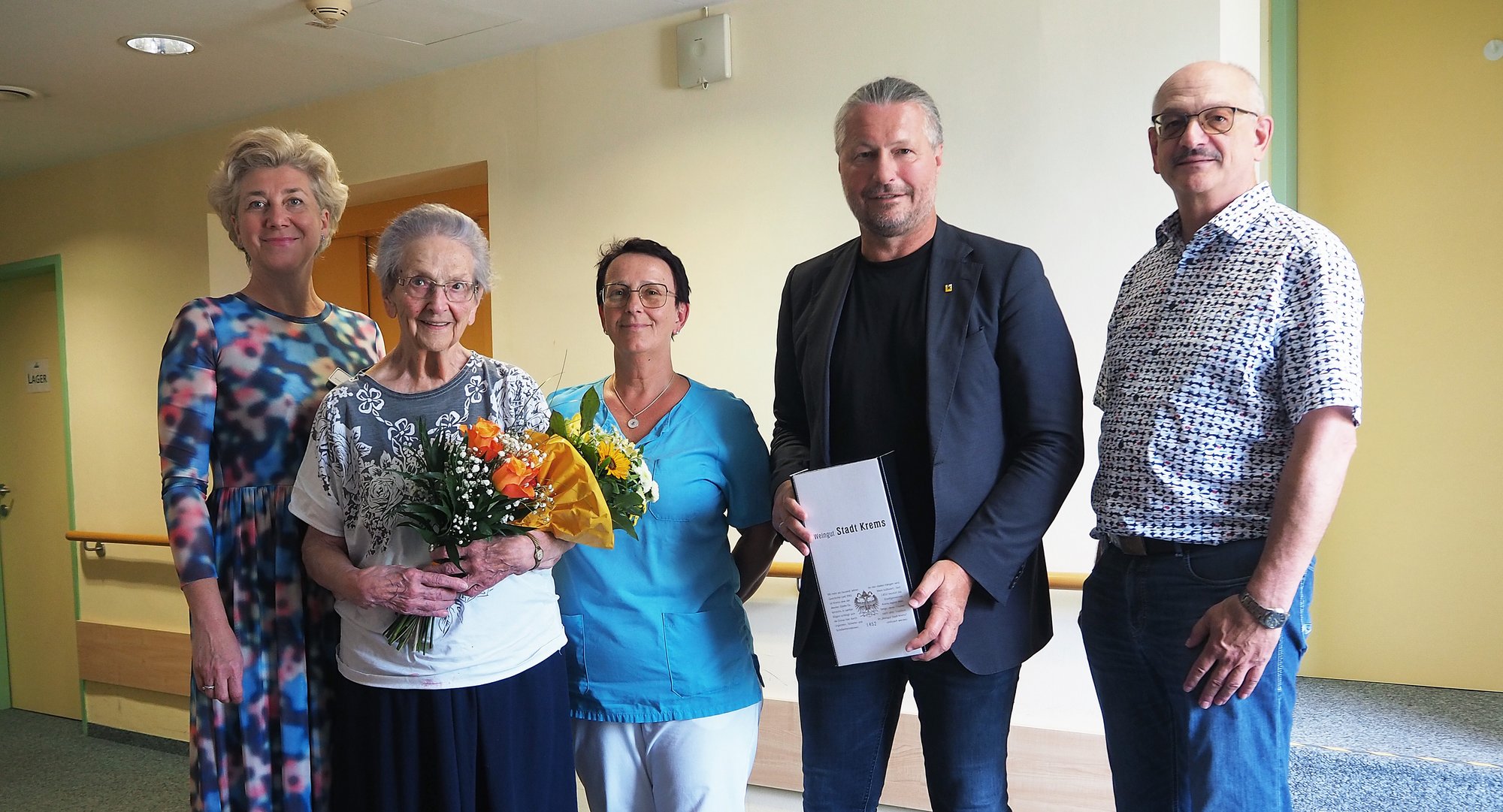 Bürgermeister Peter Molnar gratulierte Rosalia Waidbacher zum 100. Geburtstag.